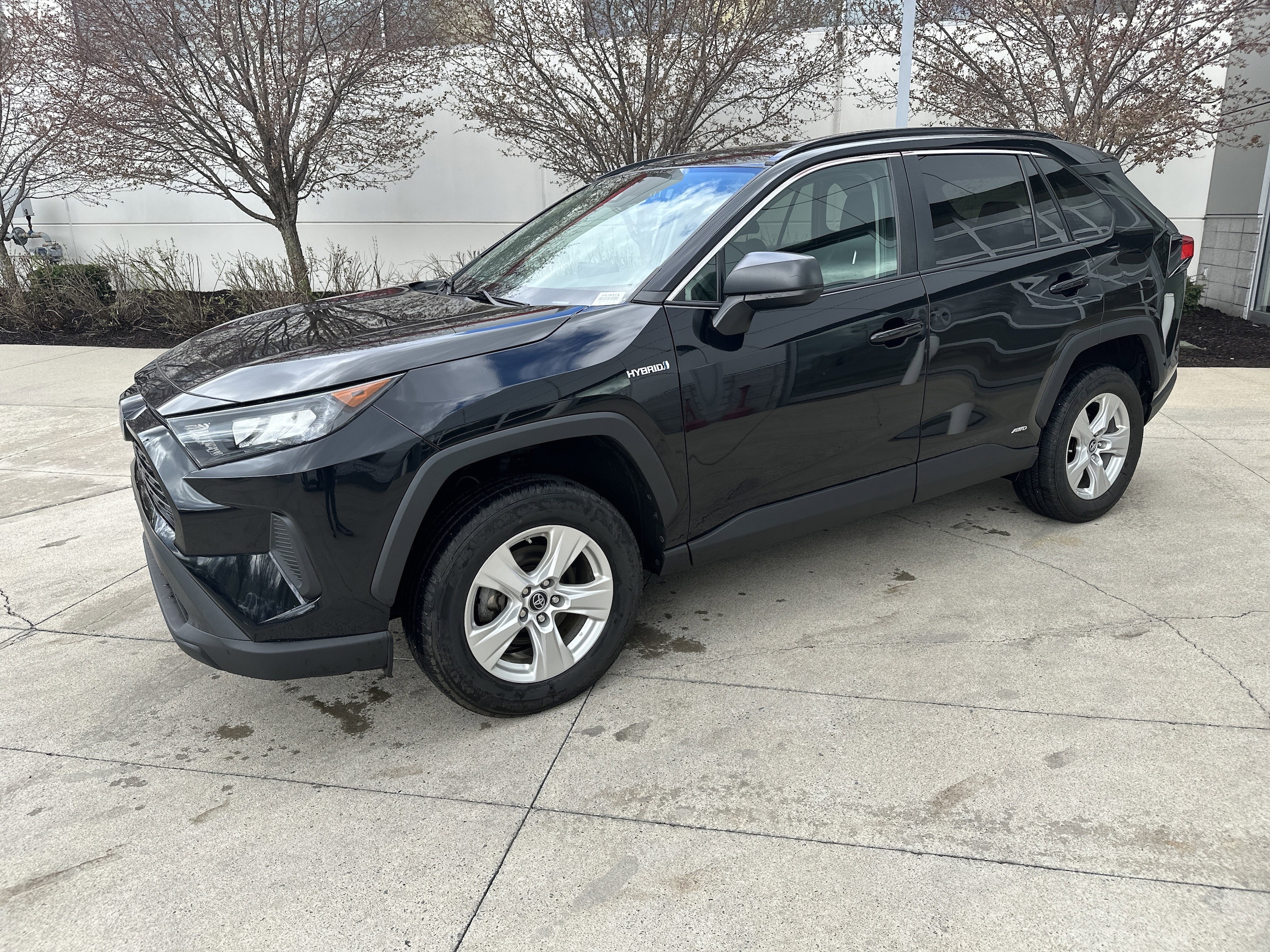 2021 Toyota RAV4 Hybrid LE photo 2
