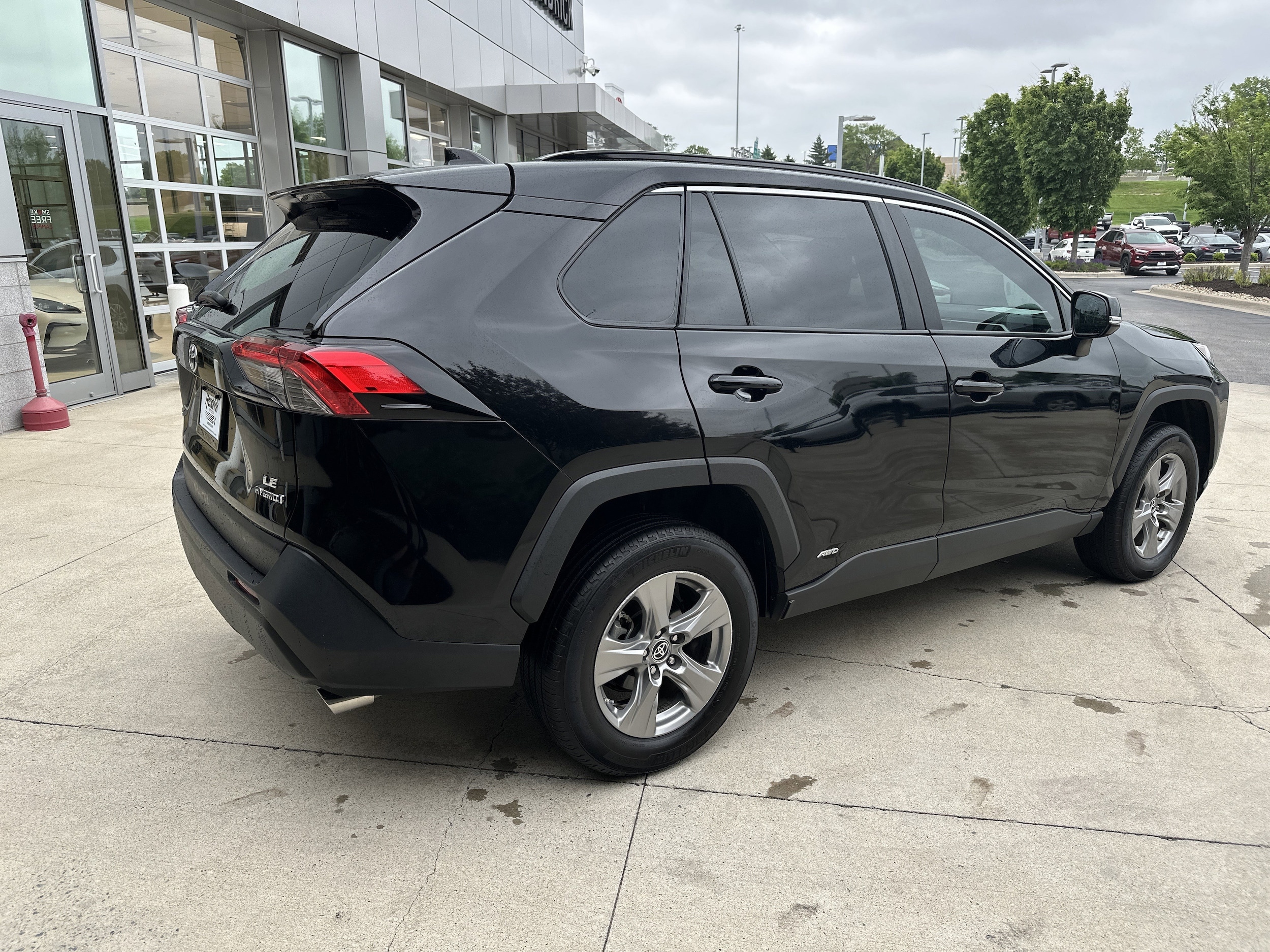 2024 Toyota RAV4 Hybrid LE photo 4
