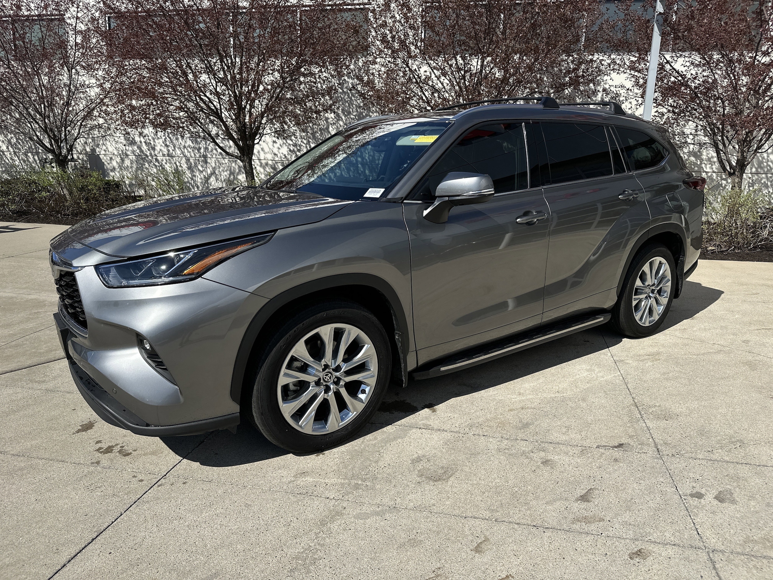 2025 Toyota Highlander Limited photo 2
