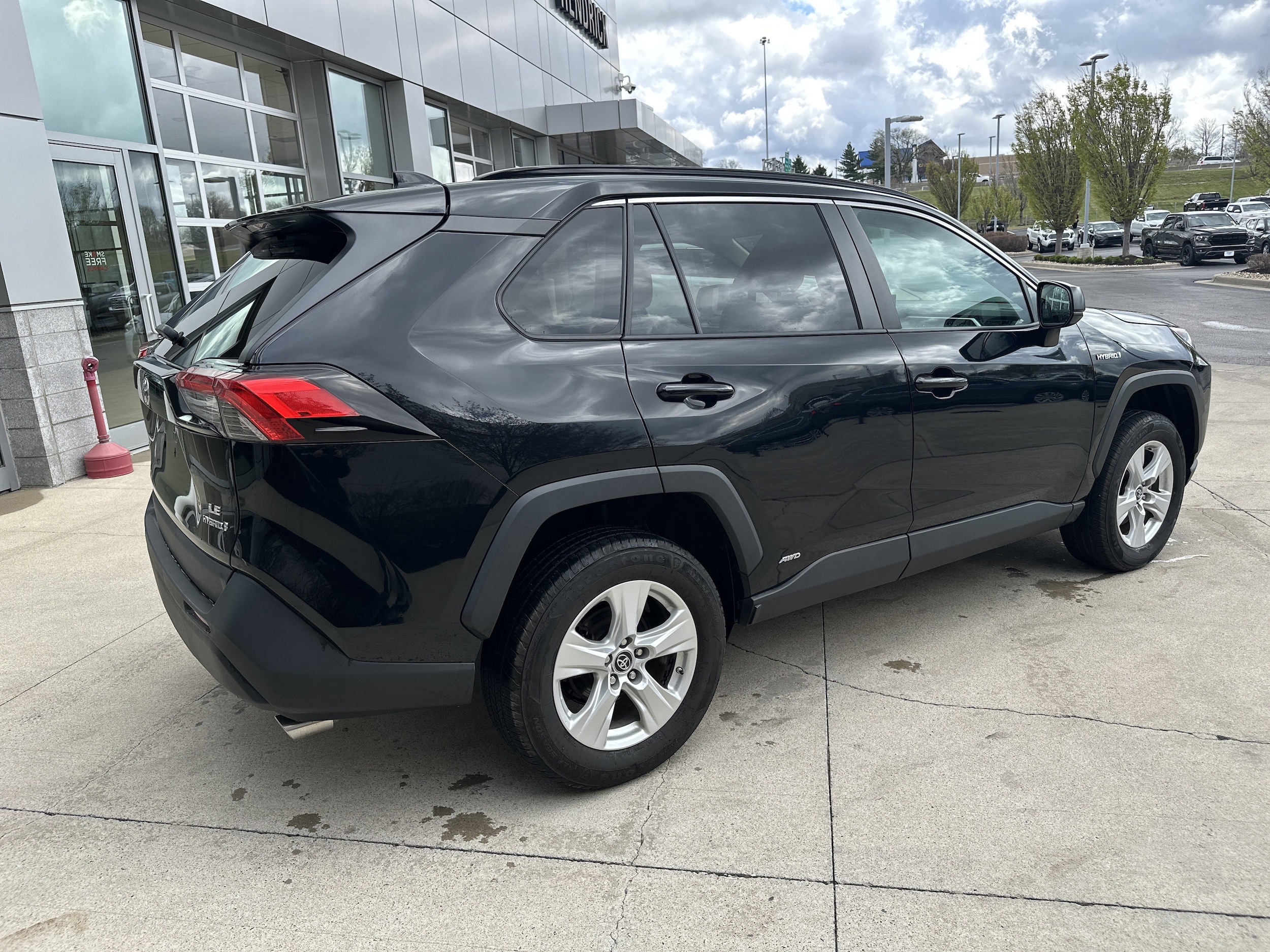 2021 Toyota RAV4 Hybrid LE photo 5