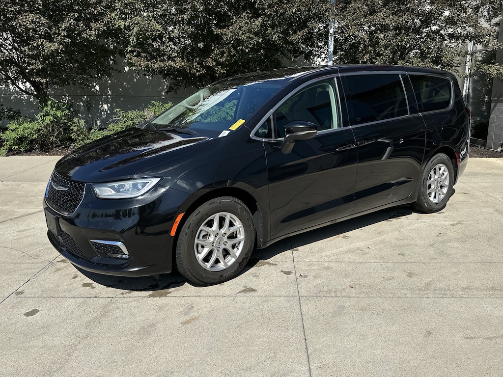Used 2023 Chrysler Pacifica Touring L Minivan