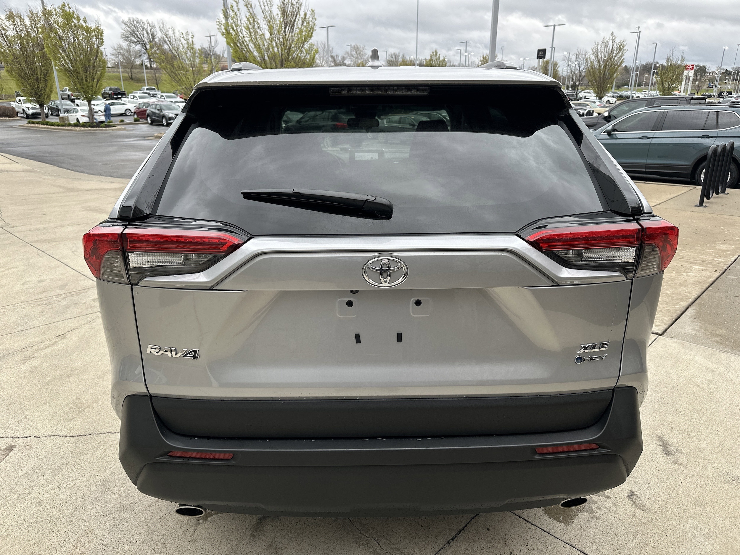 2025 Toyota RAV4 Hybrid XLE photo 3
