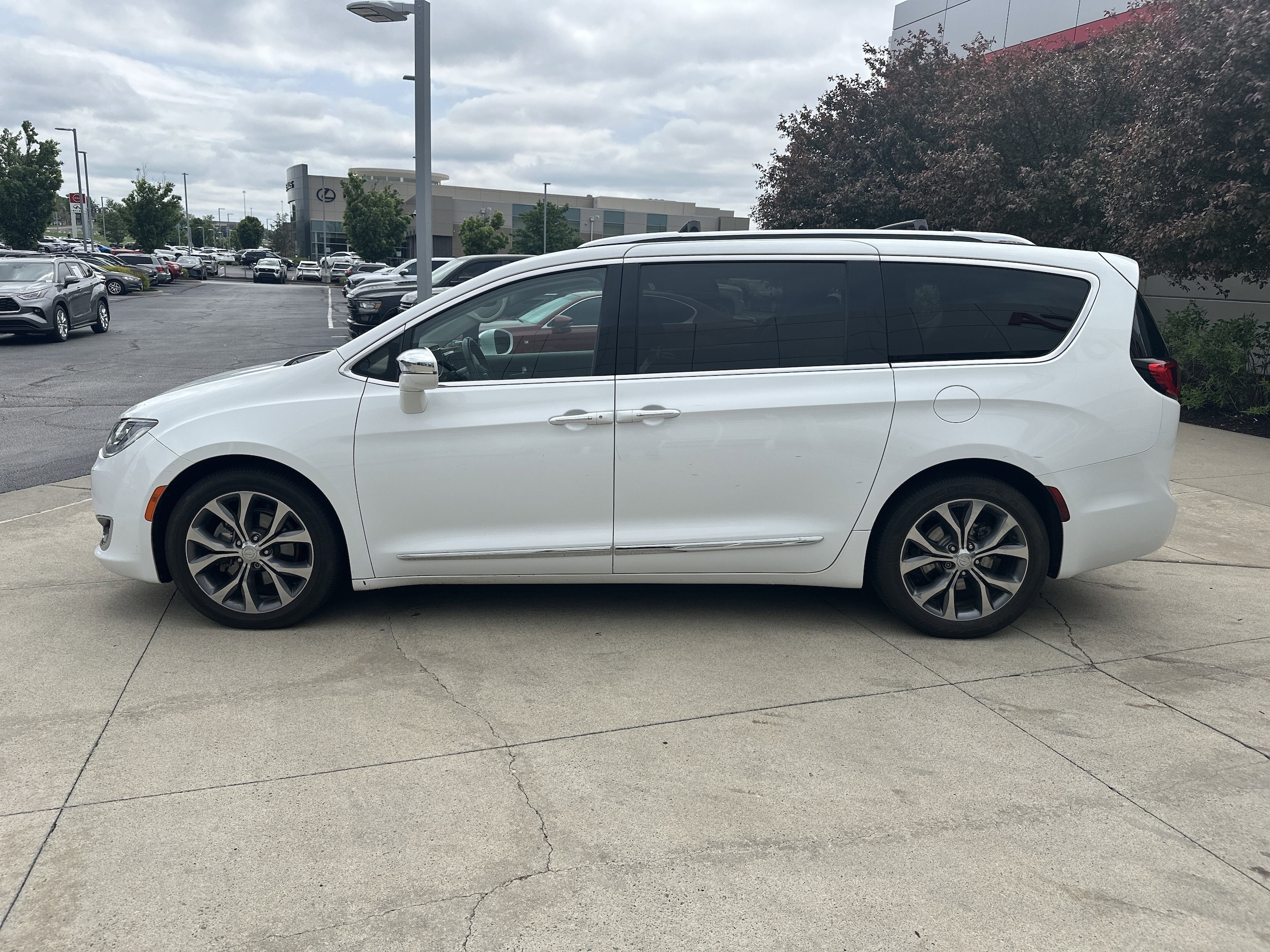 2017 Chrysler Pacifica Limited photo 3