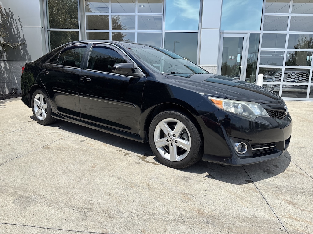 Used 2014 Toyota Camry SE Sedan