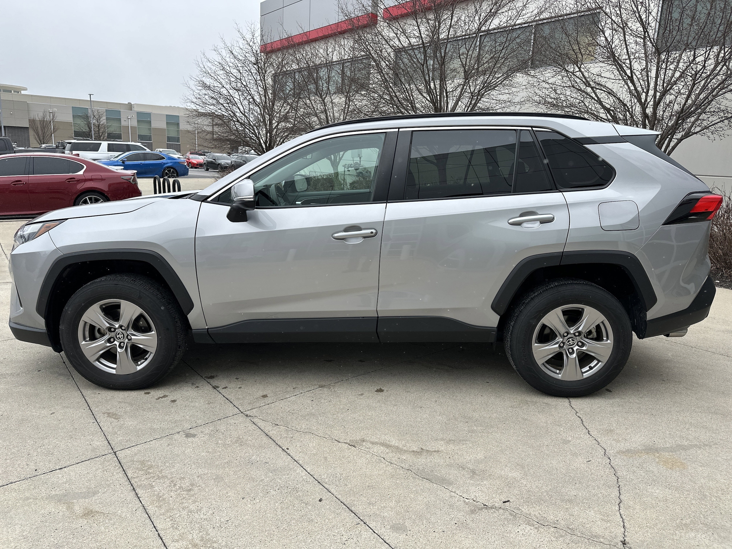 2022 Toyota RAV4 XLE photo 5