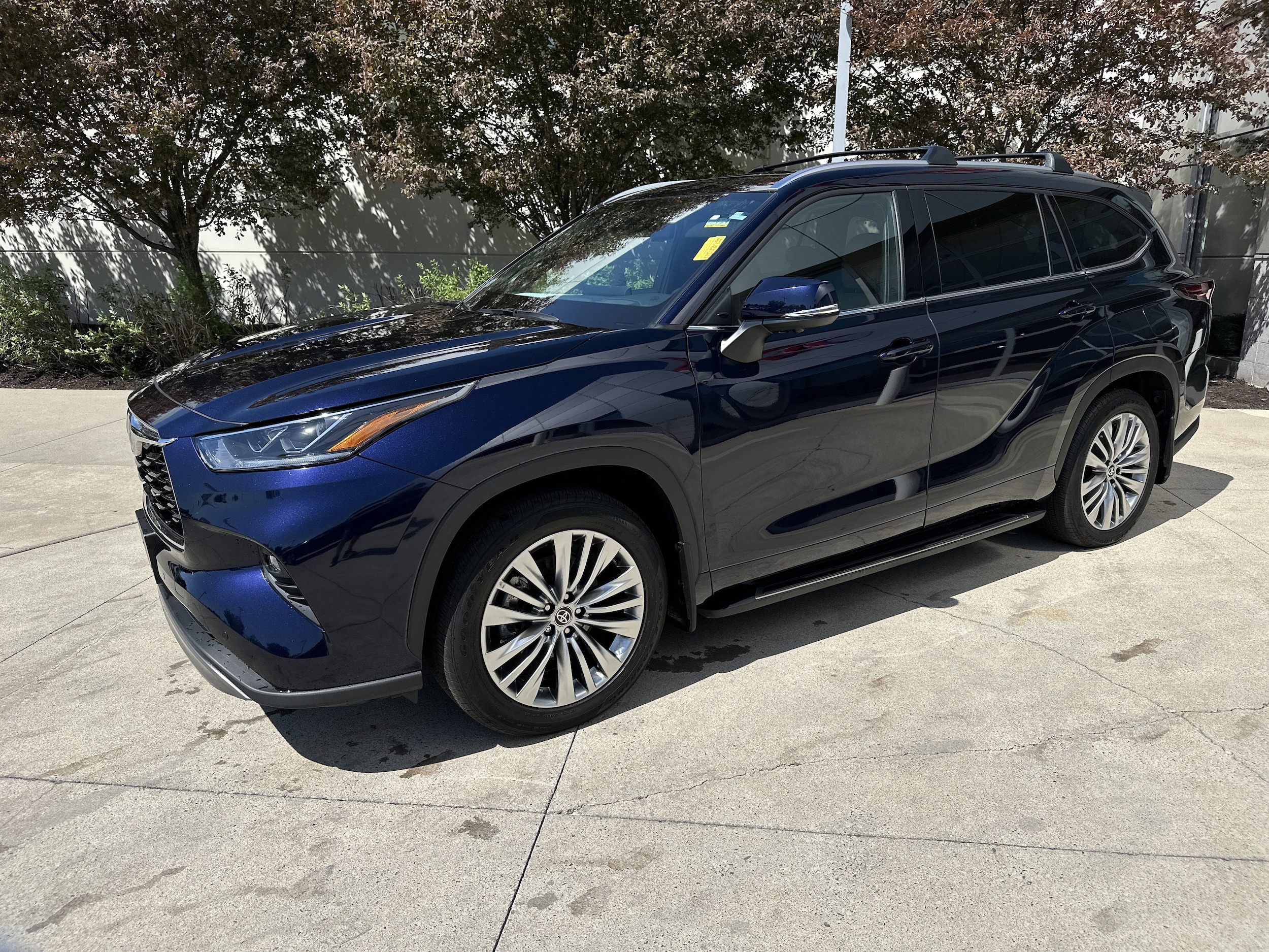 2025 Toyota Highlander Platinum photo 2