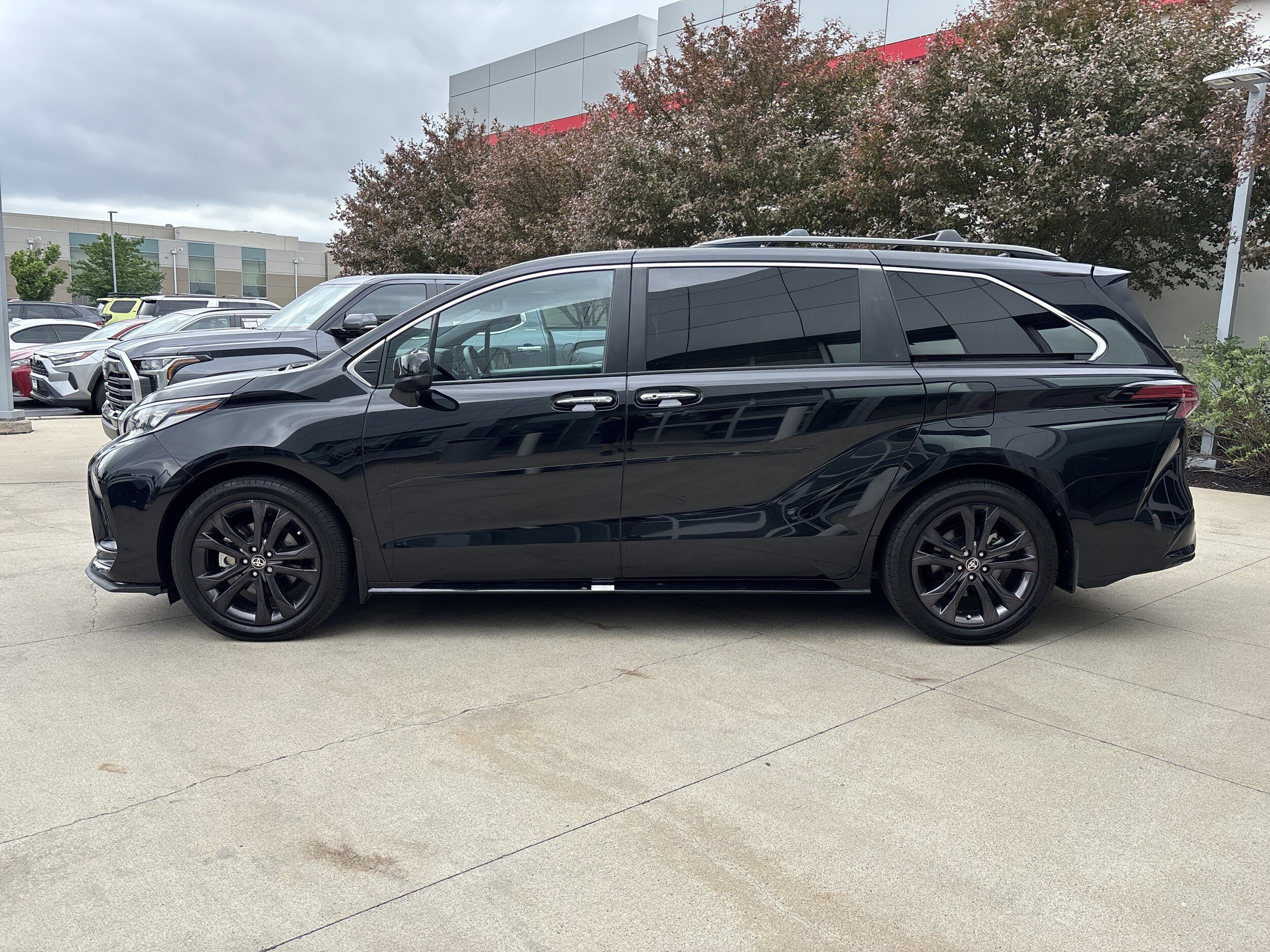 2024 Toyota Sienna XSE photo 3