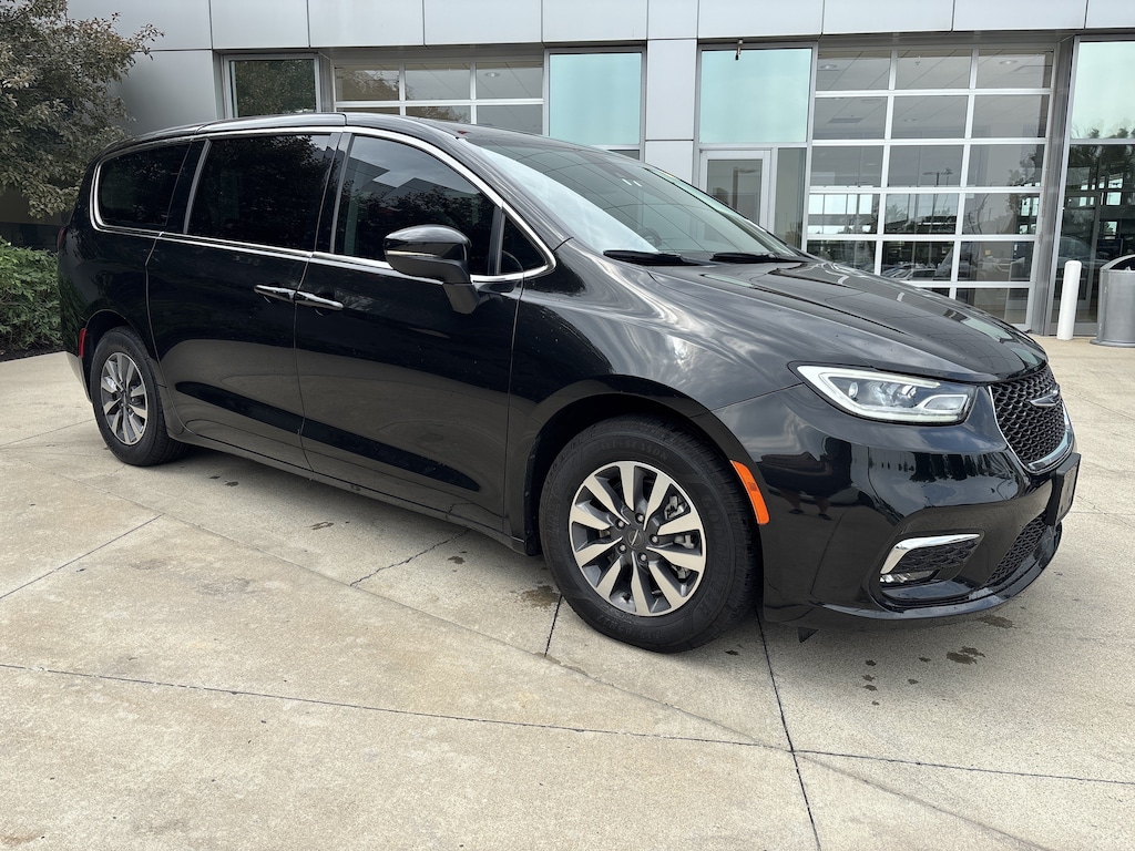 Used 2023 Chrysler Pacifica Hybrid Touring L Minivan
