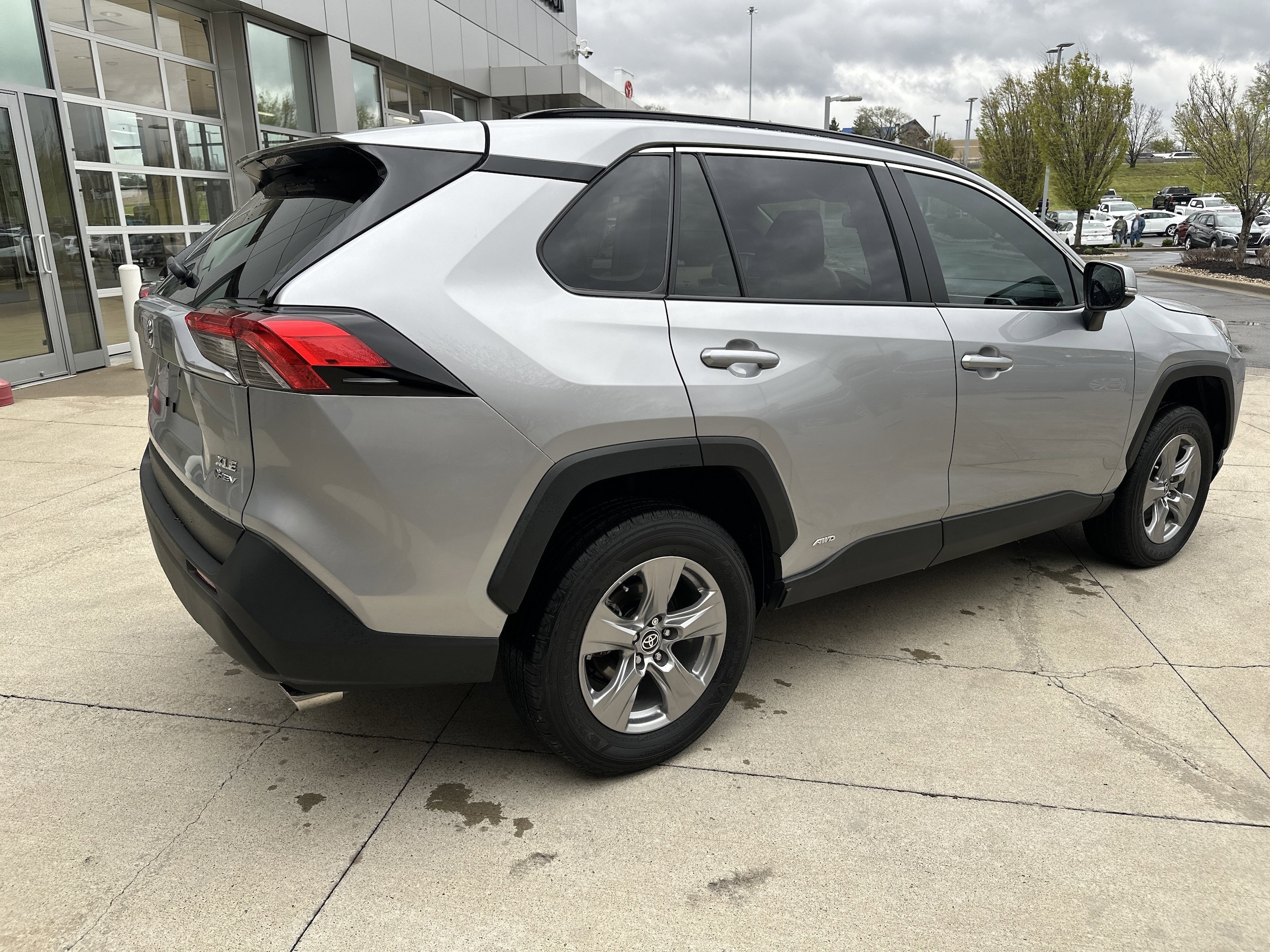 2025 Toyota RAV4 Hybrid XLE photo 5