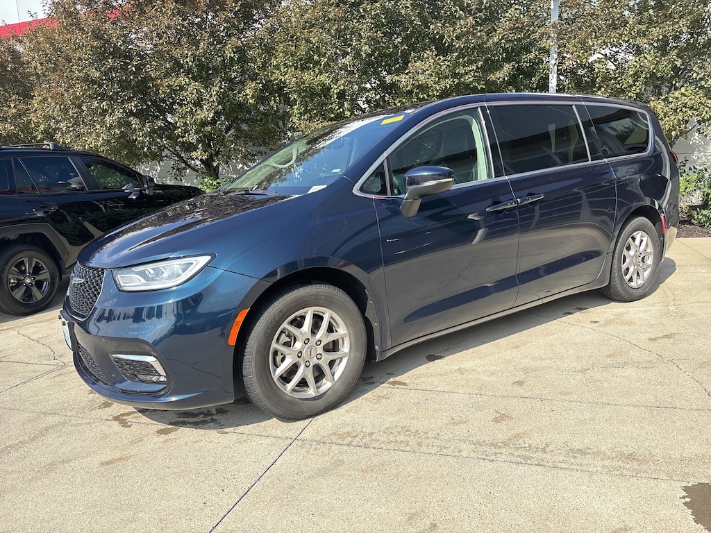 Used 2023 Chrysler Pacifica Touring L Minivan