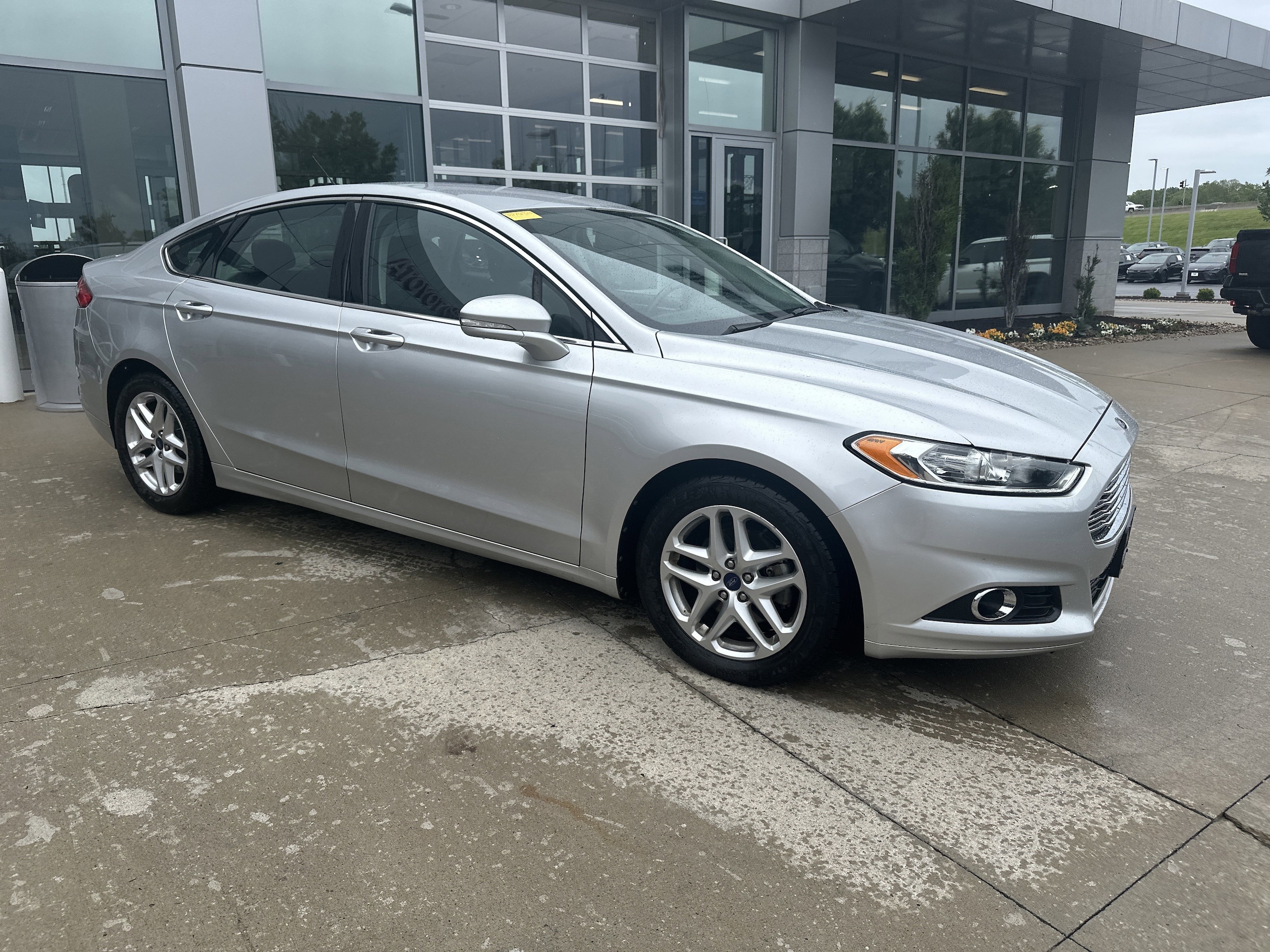 2013 Ford Fusion SE photo 2