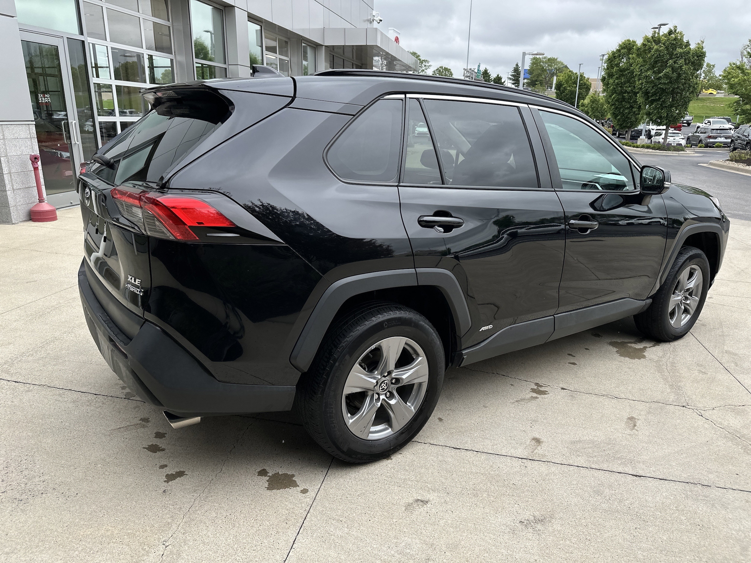 2022 Toyota RAV4 Hybrid XLE photo 5