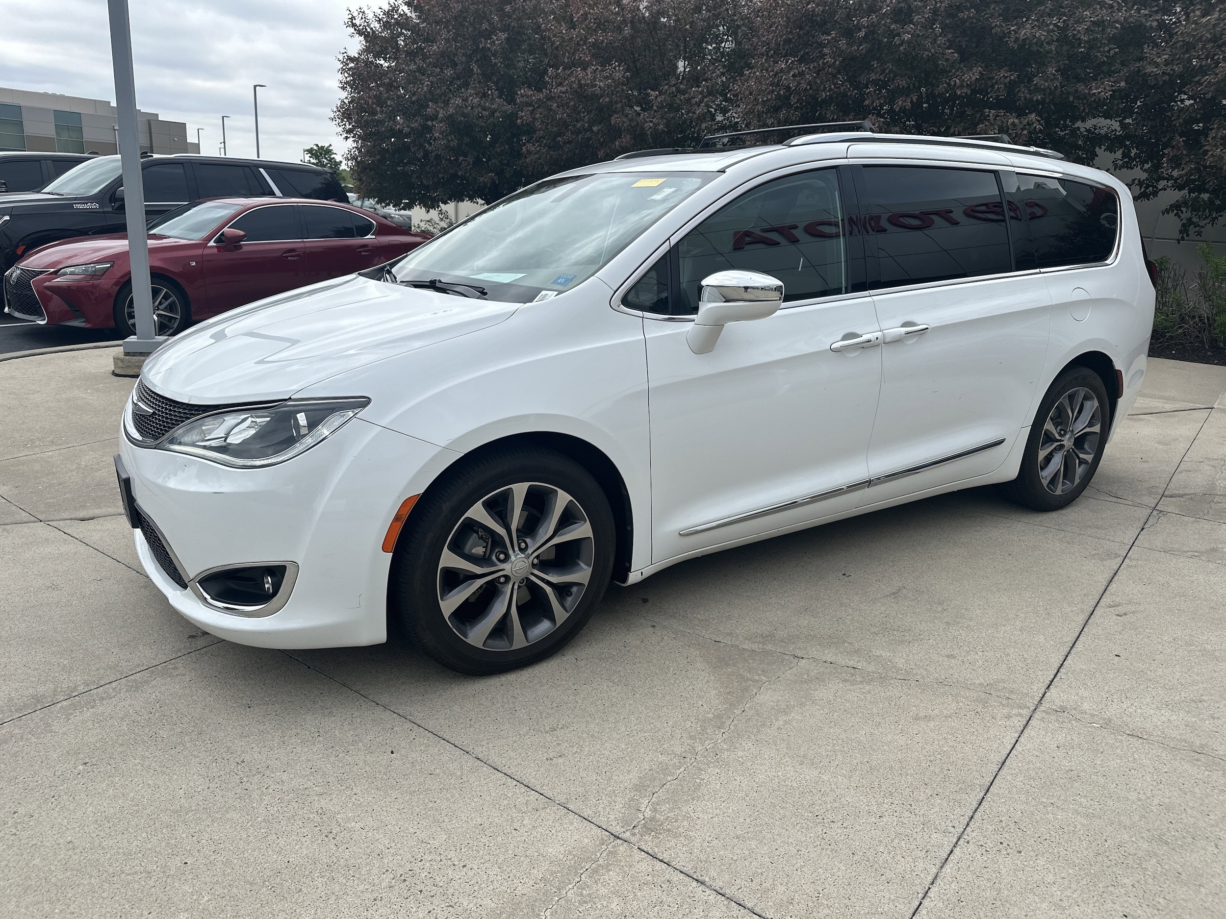 2017 Chrysler Pacifica Limited photo 2