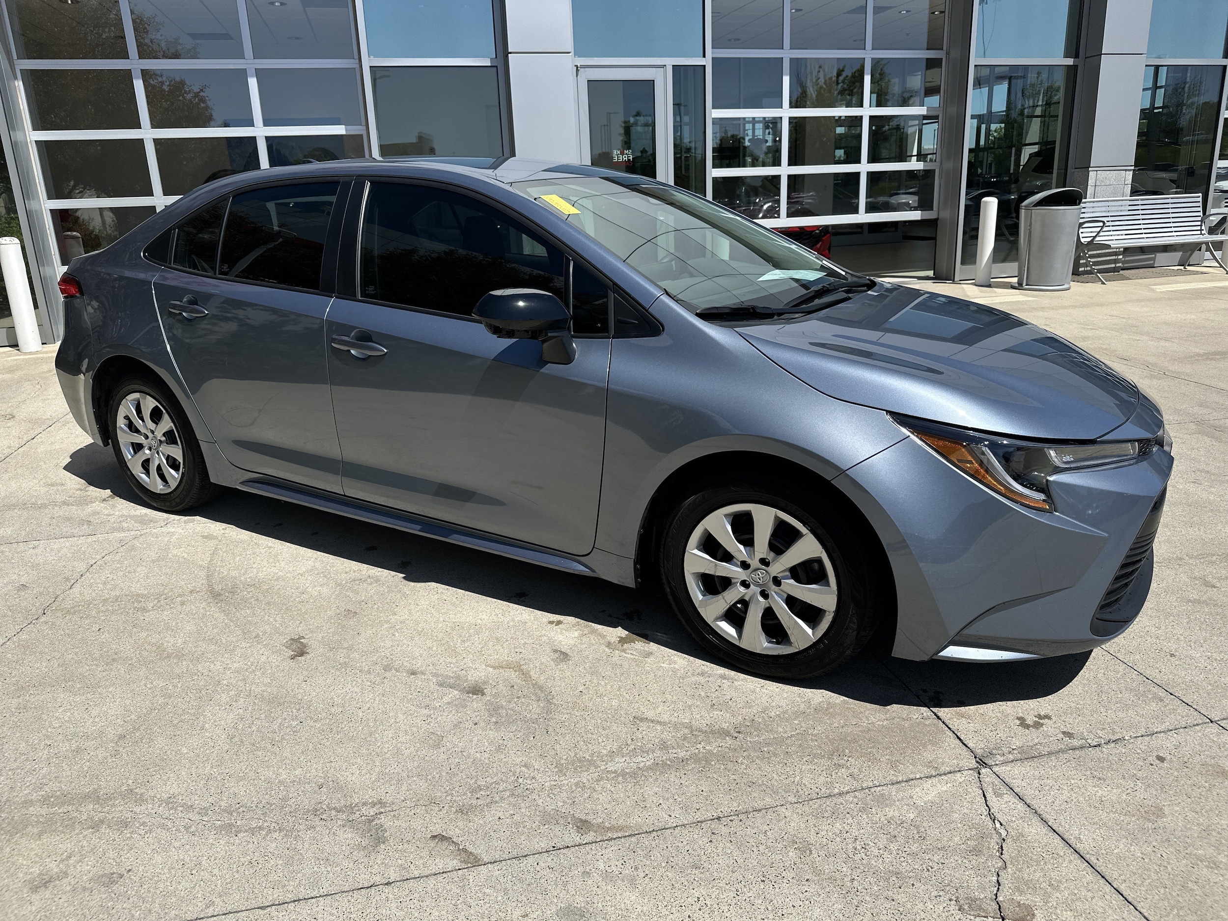 2023 Toyota Corolla LE photo 2