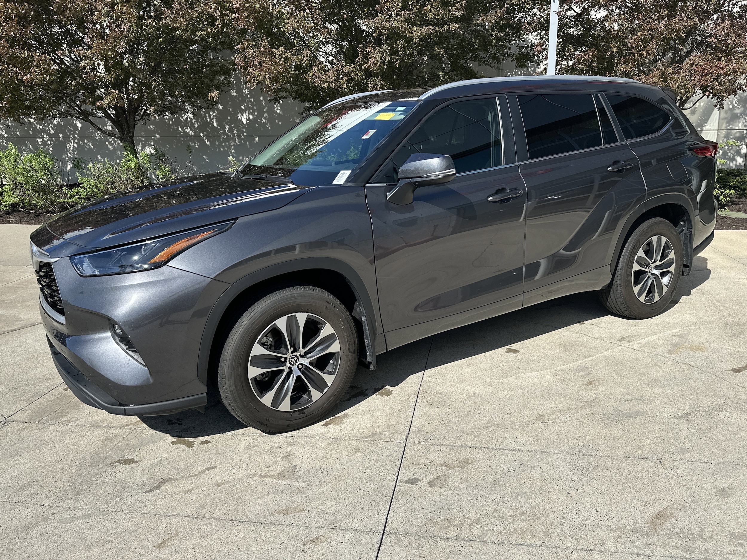 2023 Toyota Highlander XLE photo 2