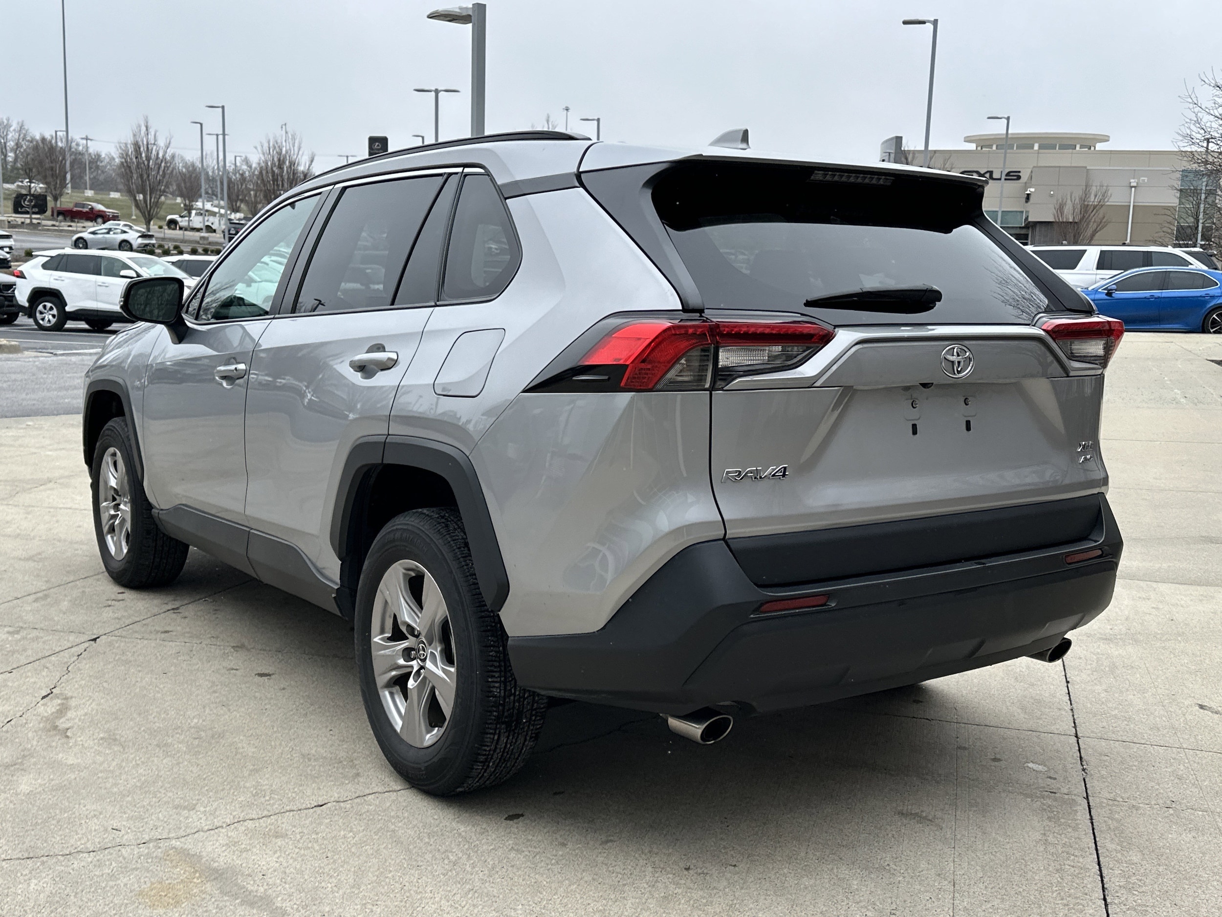 2022 Toyota RAV4 XLE photo 2