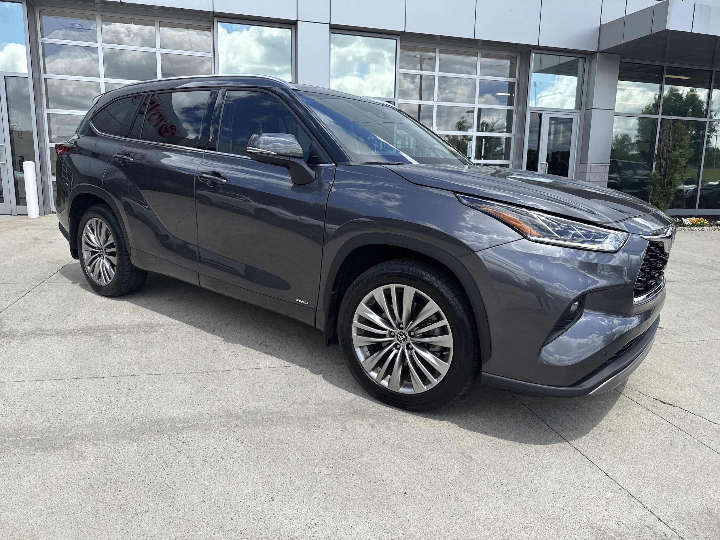 2022 Toyota Highlander Hybrid Platinum photo 2