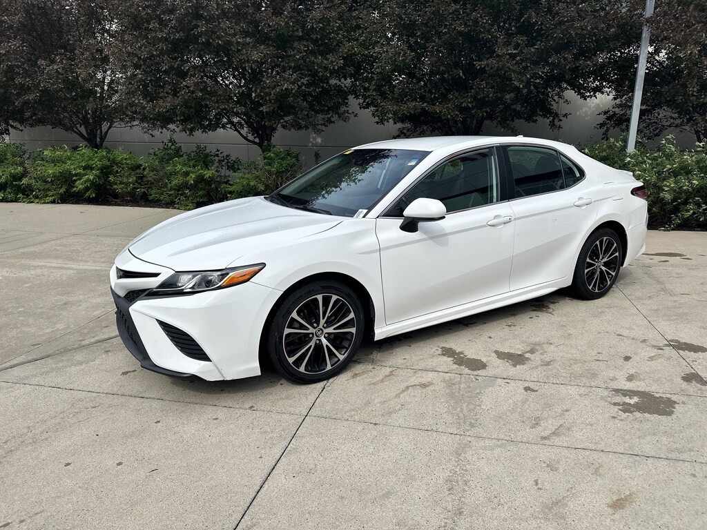 Used 2020 Toyota Camry SE Sedan
