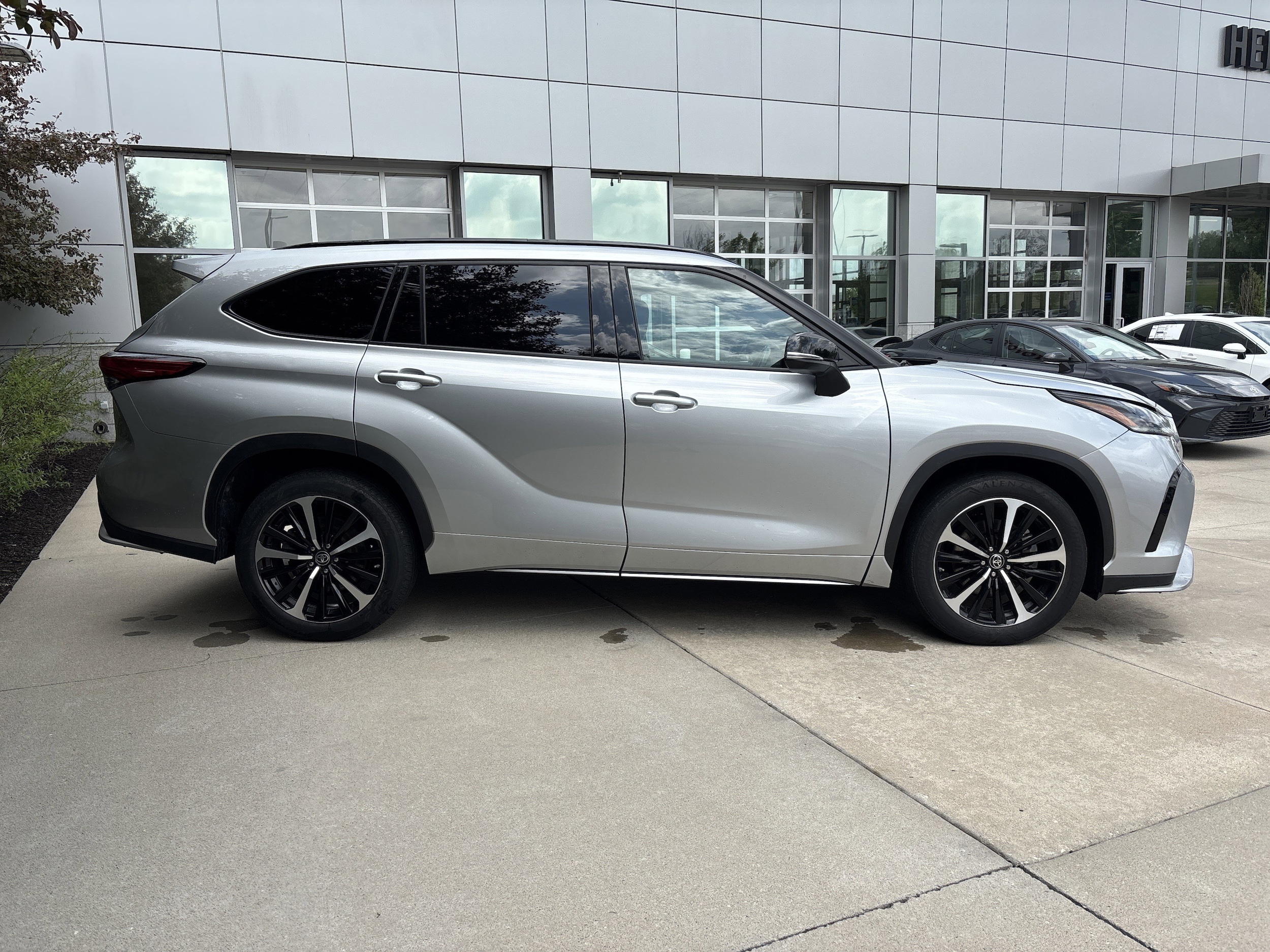 2022 Toyota Highlander XSE photo 3