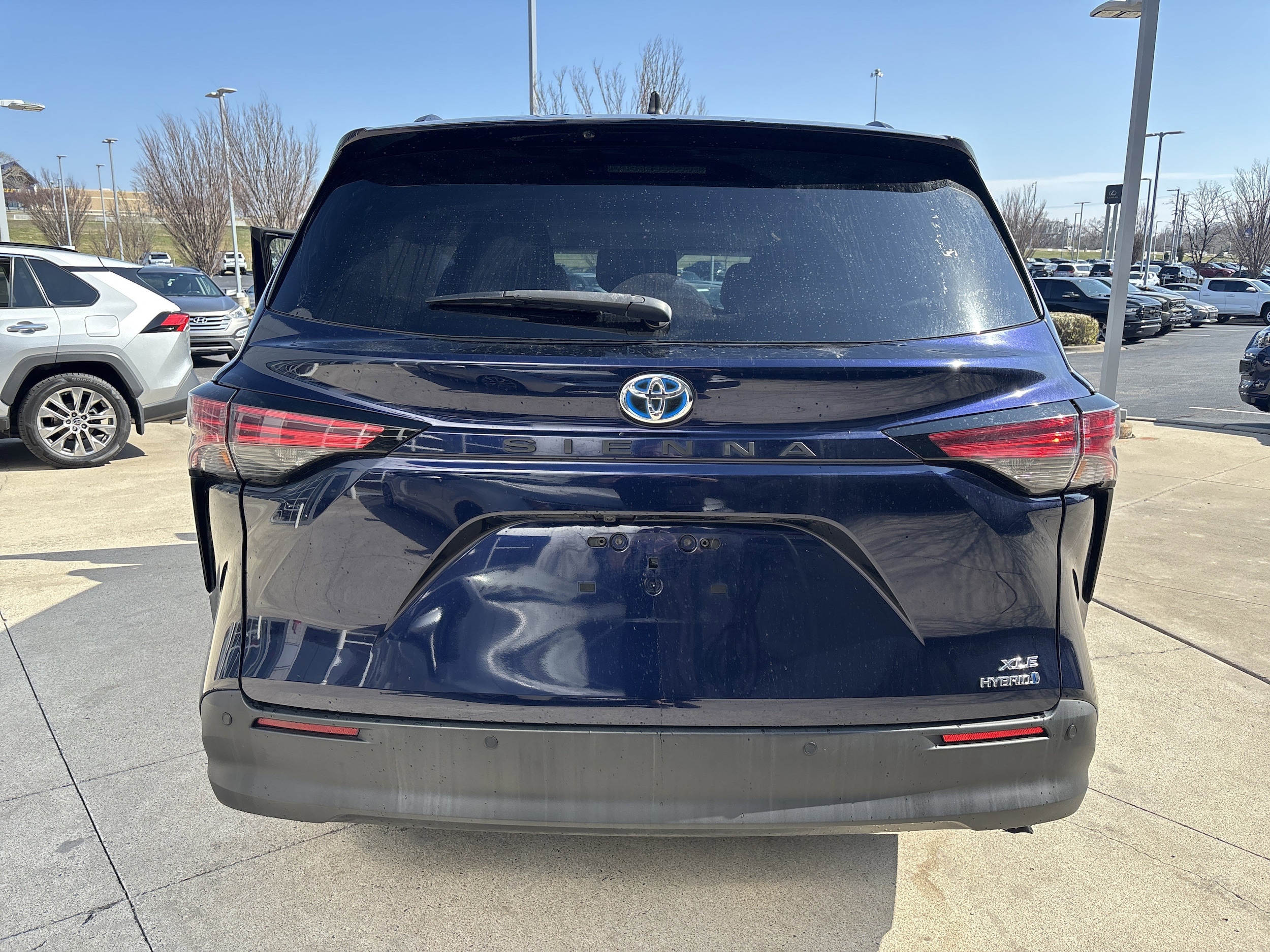 2022 Toyota Sienna XLE photo 3
