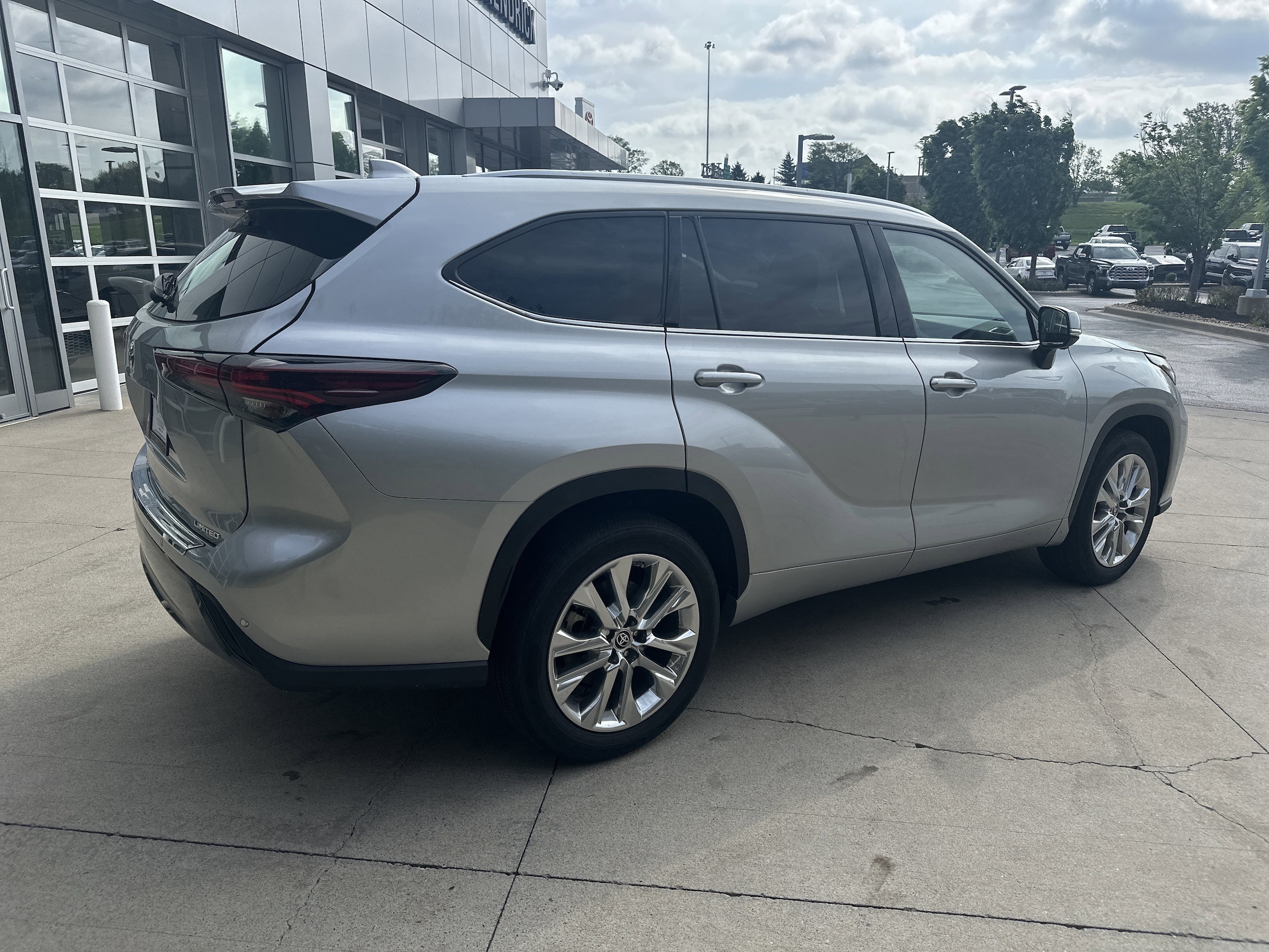 2024 Toyota Highlander Limited photo 4
