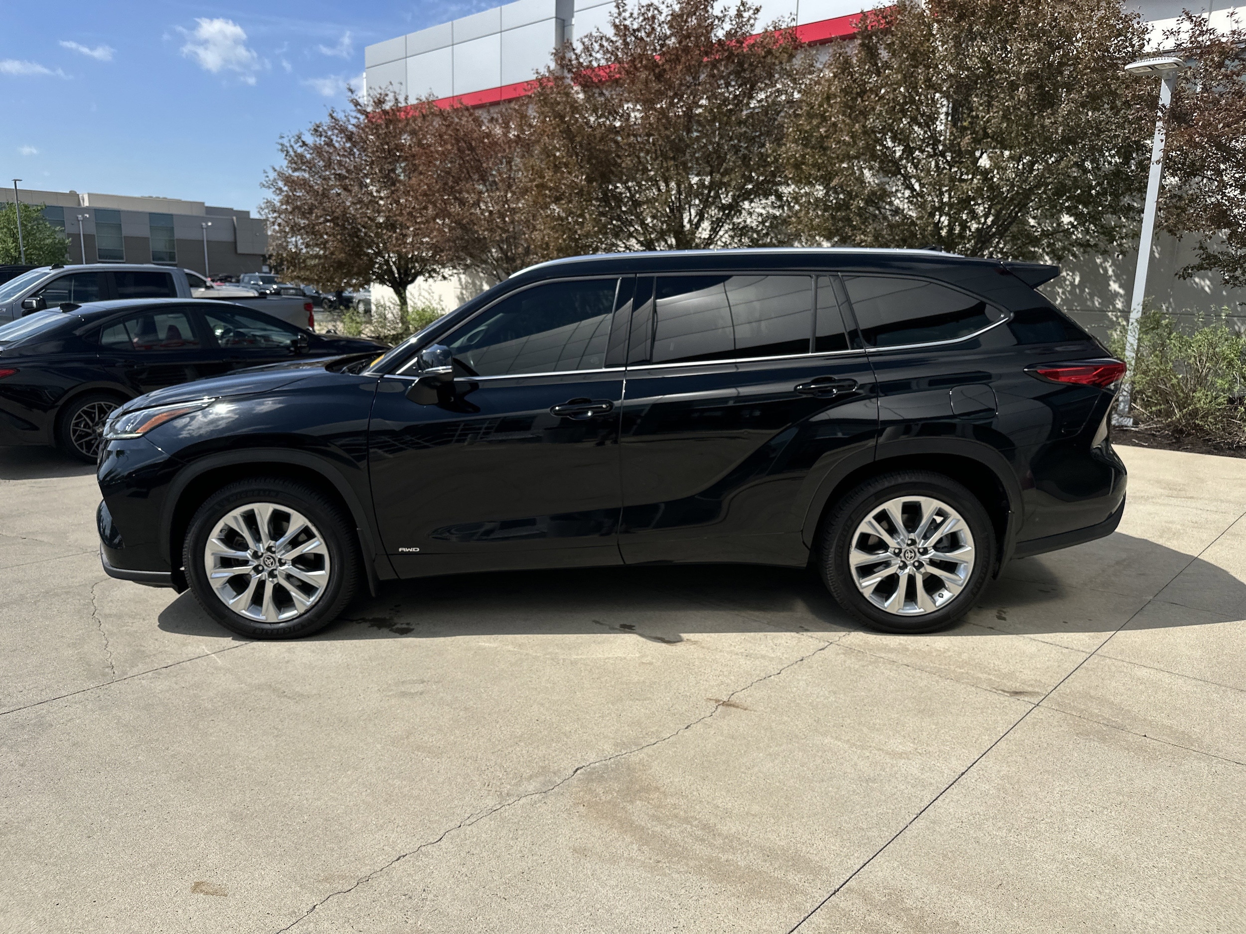 2023 Toyota Highlander Hybrid Limited photo 6