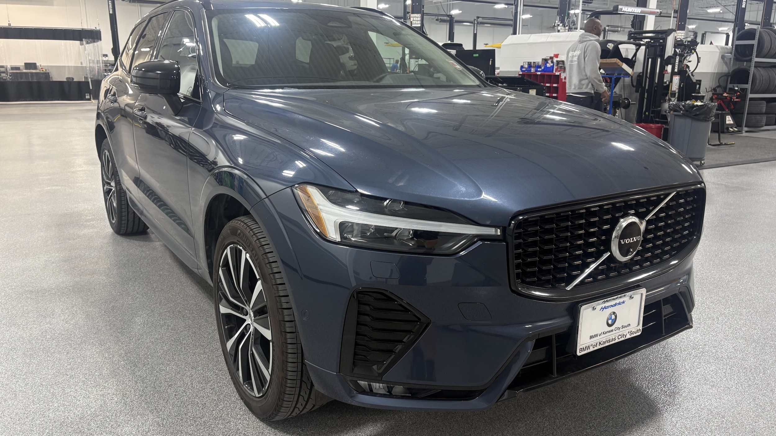 Volvo XC60 Plus Dark Theme