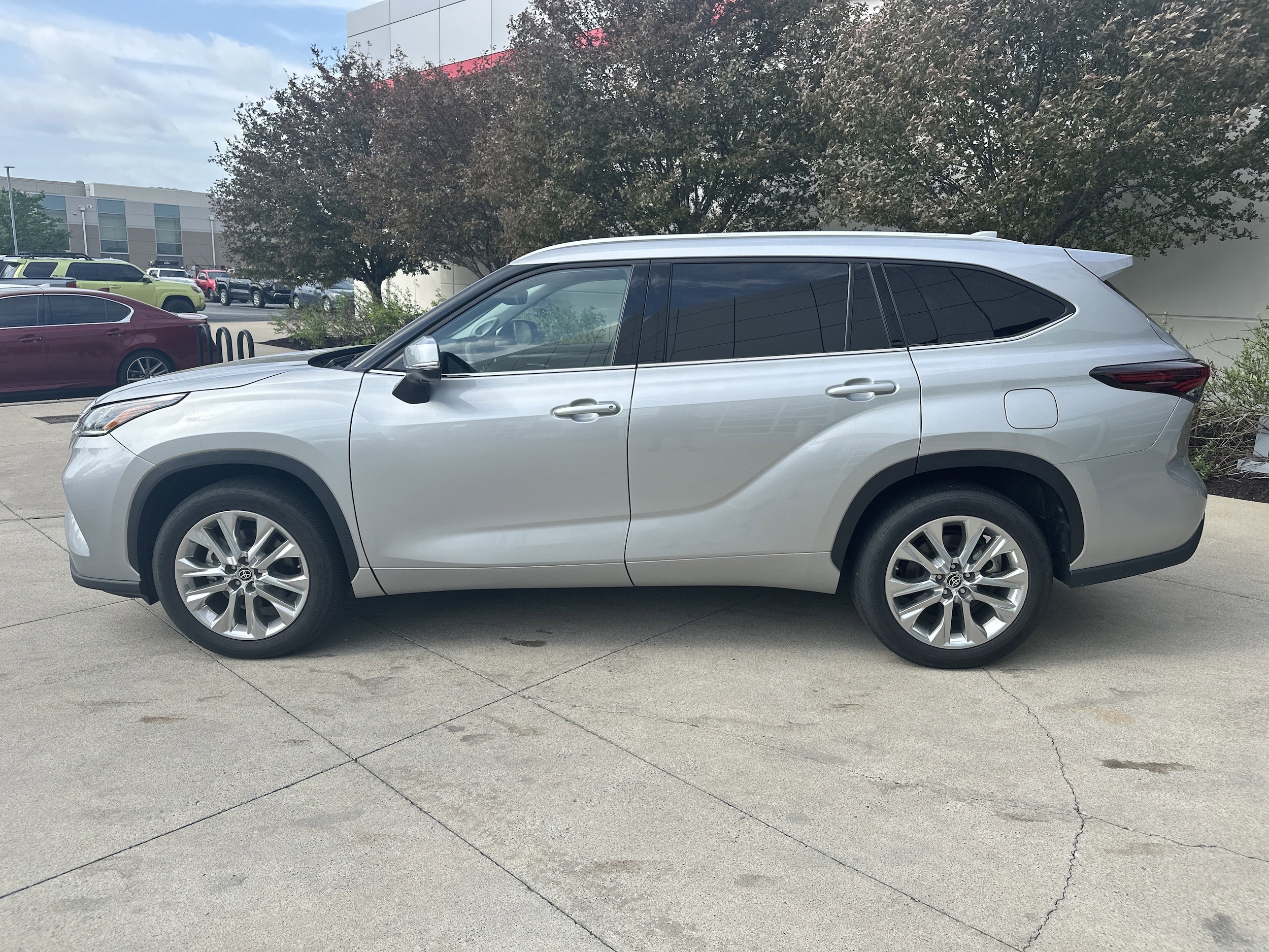2024 Toyota Highlander Limited photo 3