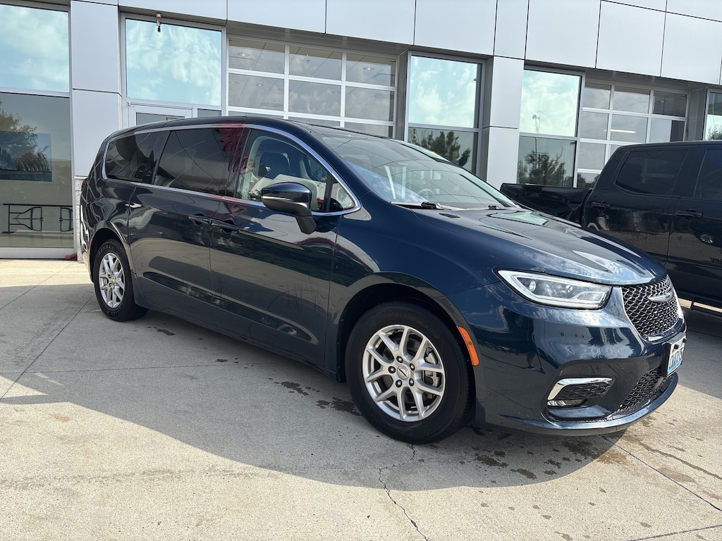 Used 2023 Chrysler Pacifica Touring L Minivan