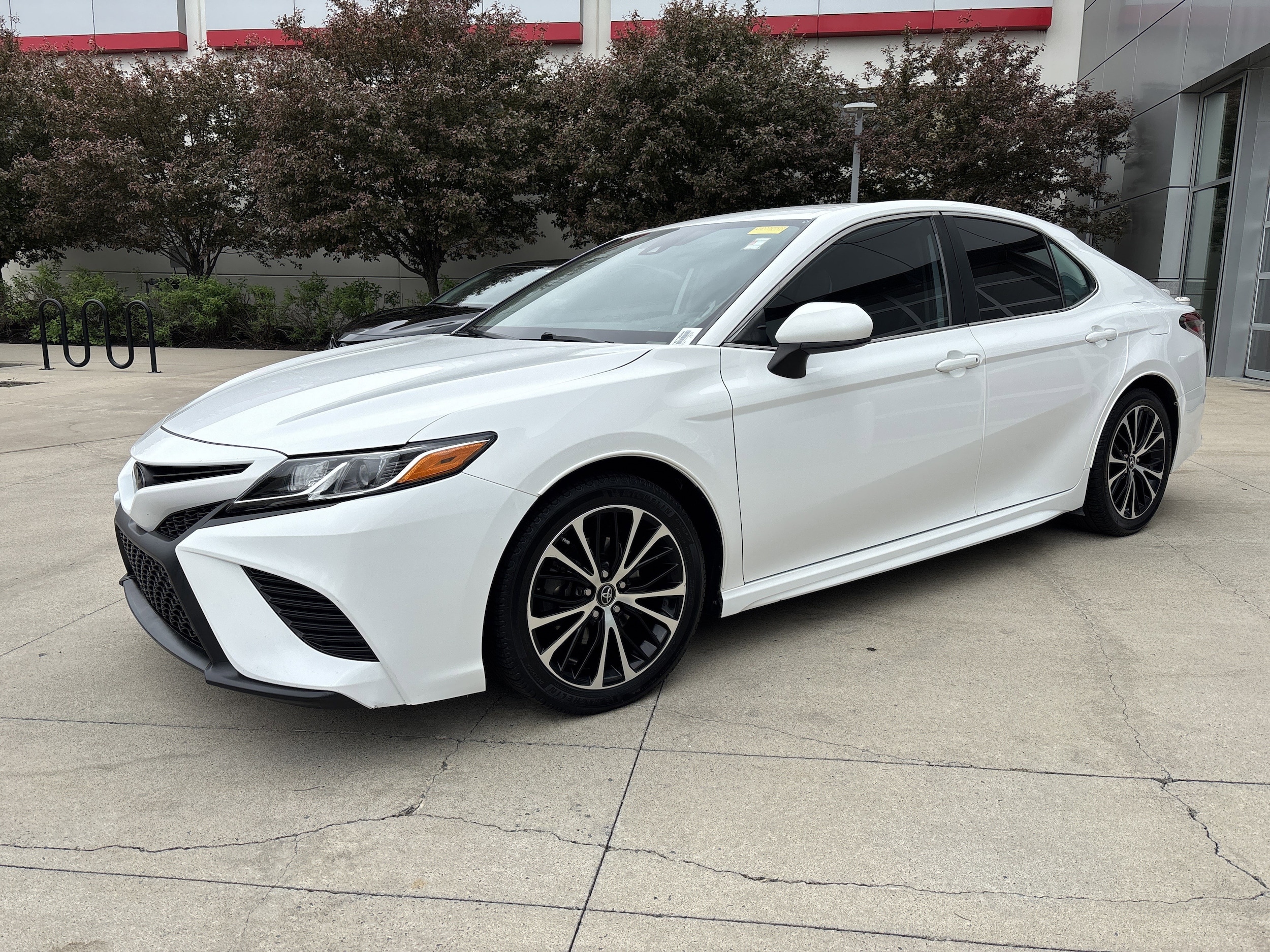 2019 Toyota Camry SE photo 2