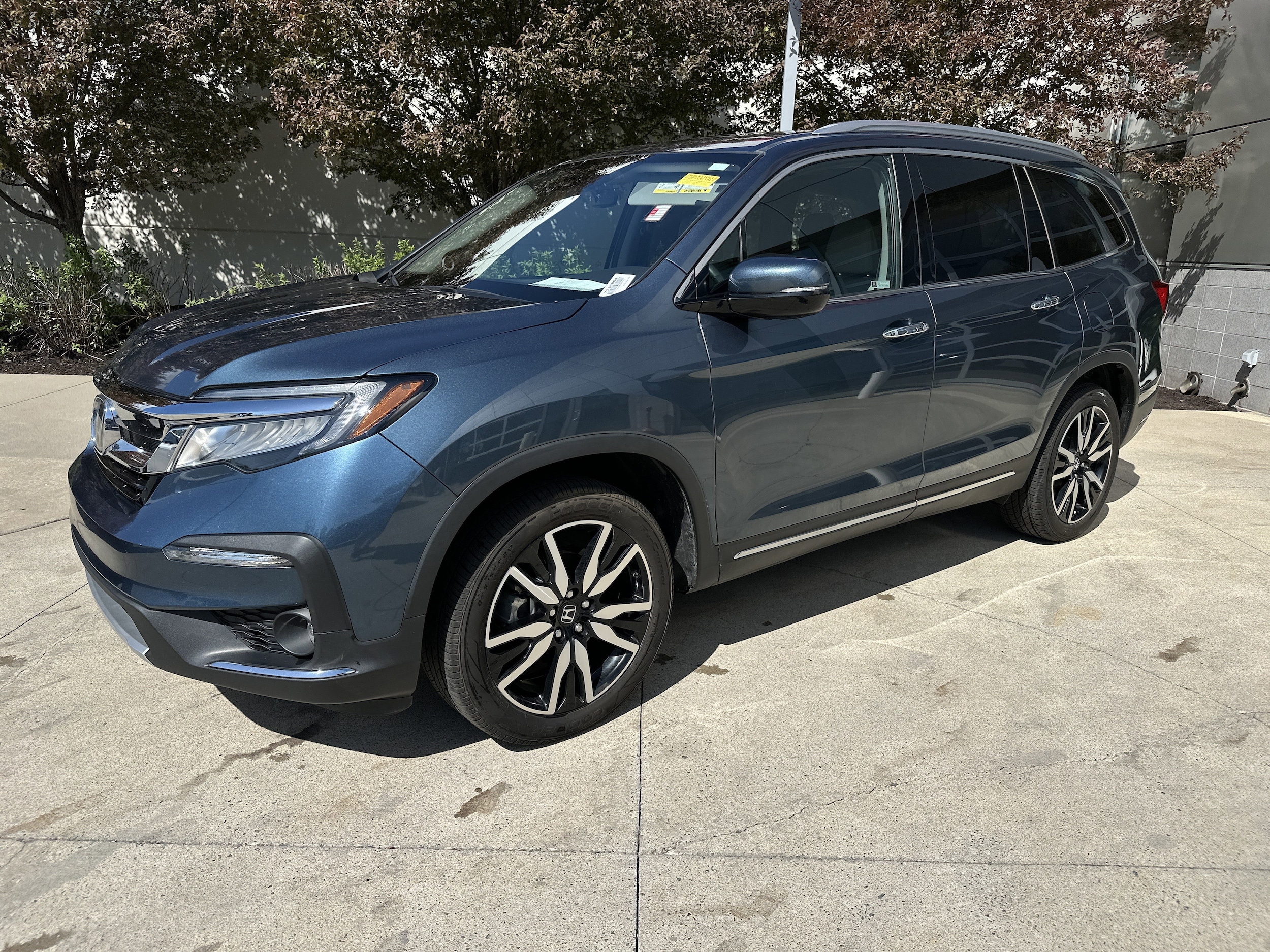 2021 Honda Pilot Touring 7-Passenger photo 2