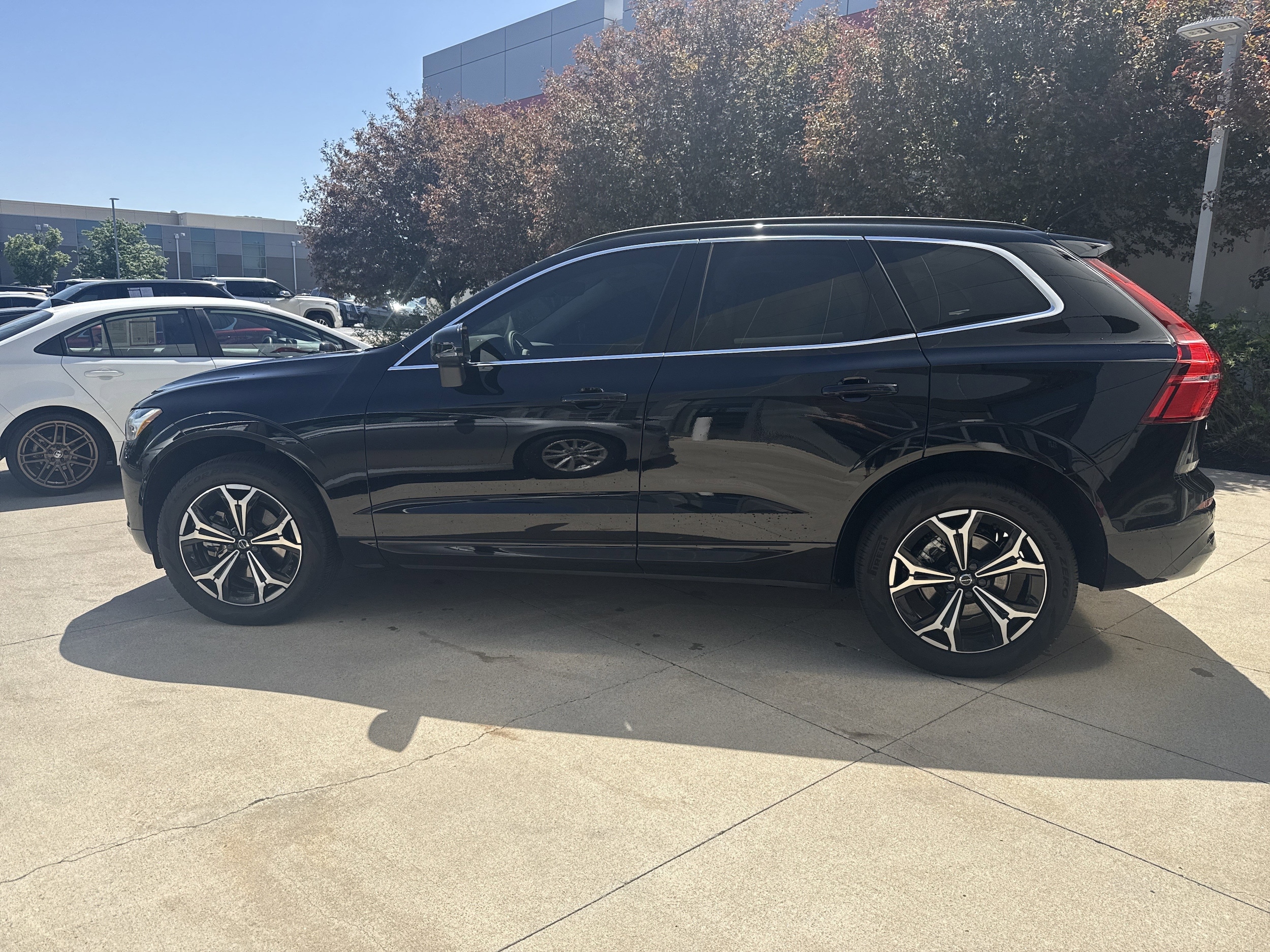 2022 Volvo XC60 Momentum photo 3