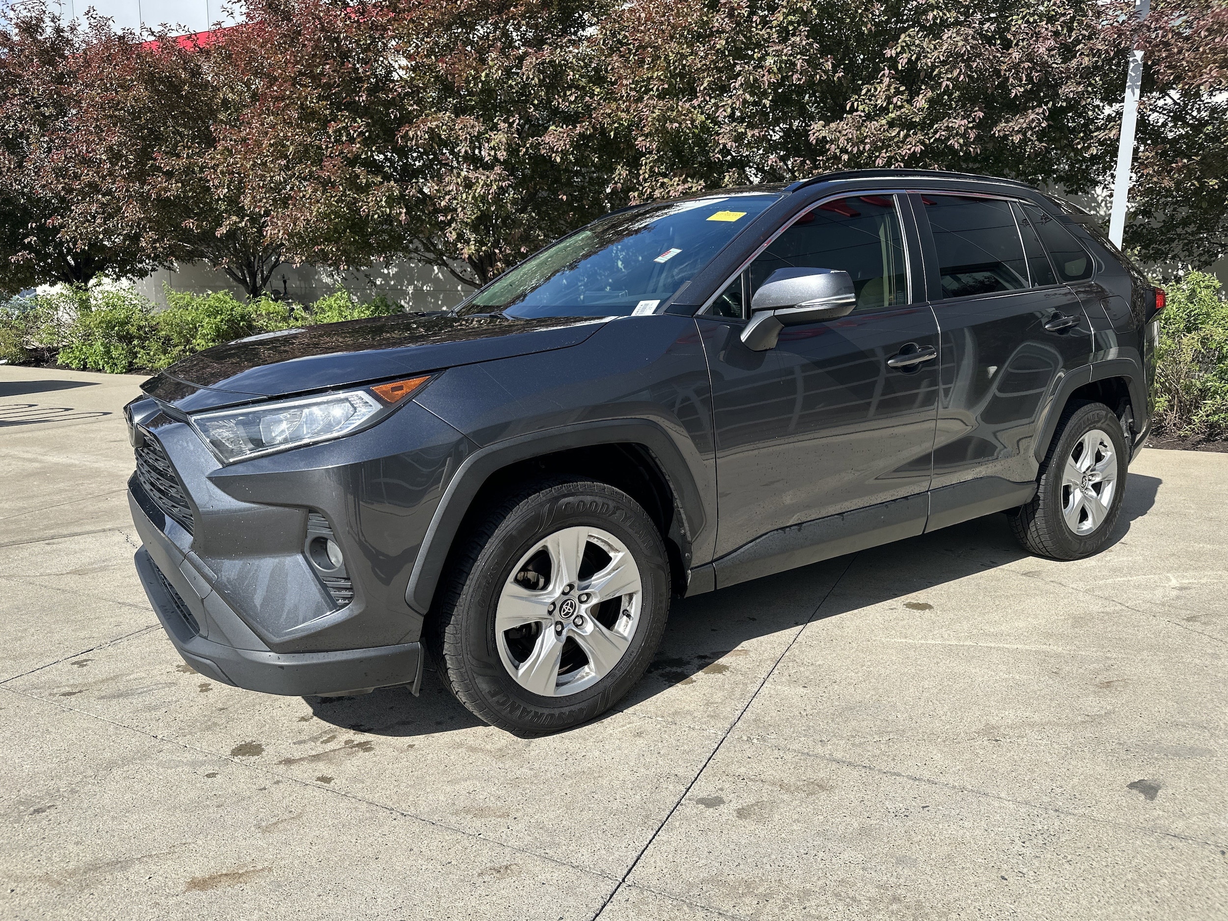 2020 Toyota RAV4 XLE photo 2