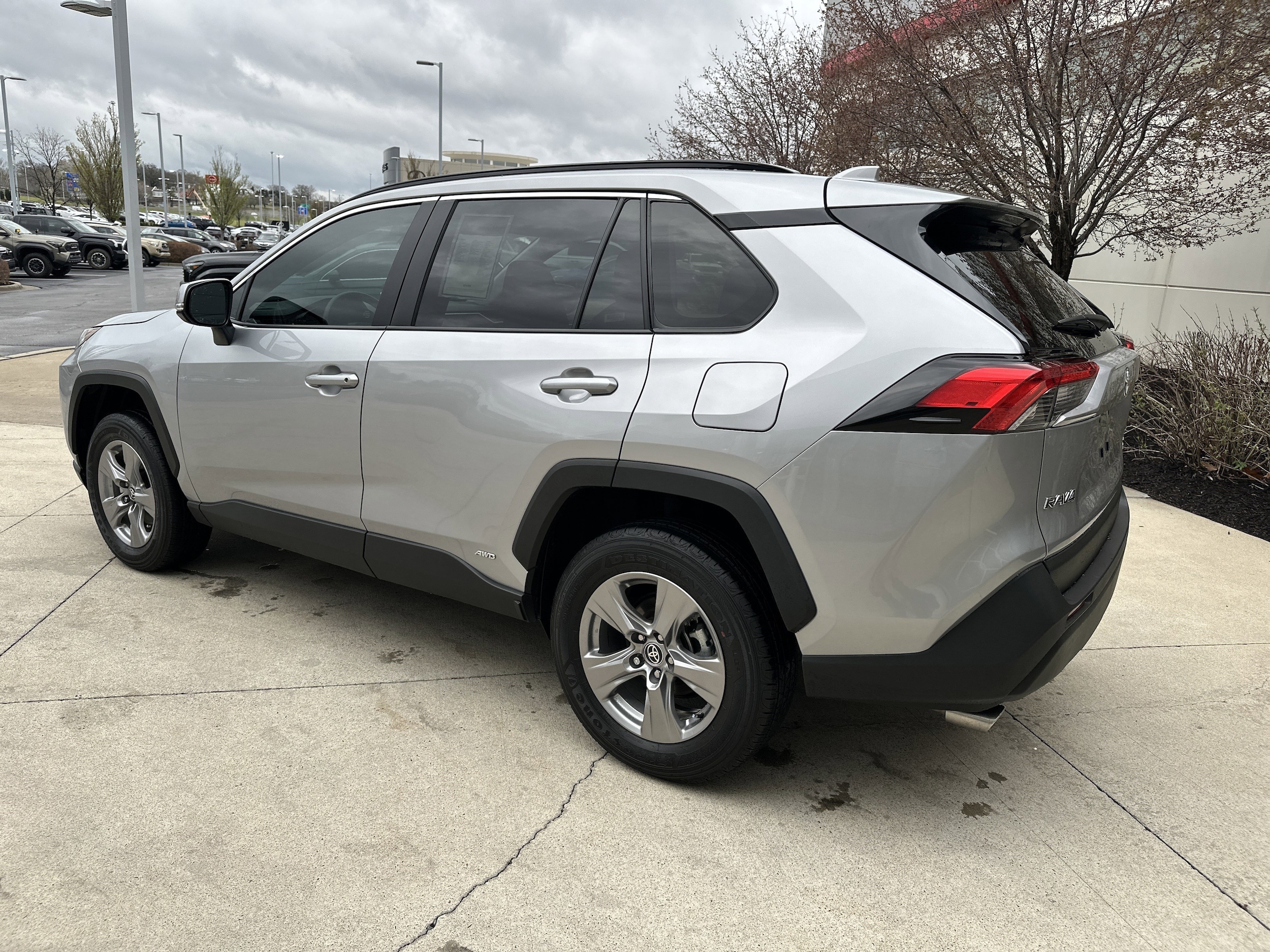 2025 Toyota RAV4 Hybrid XLE photo 6