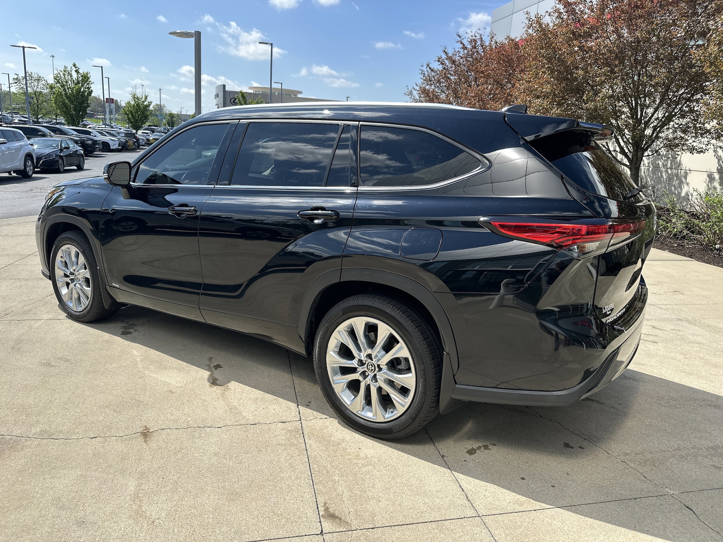 2023 Toyota Highlander Hybrid Limited photo 5