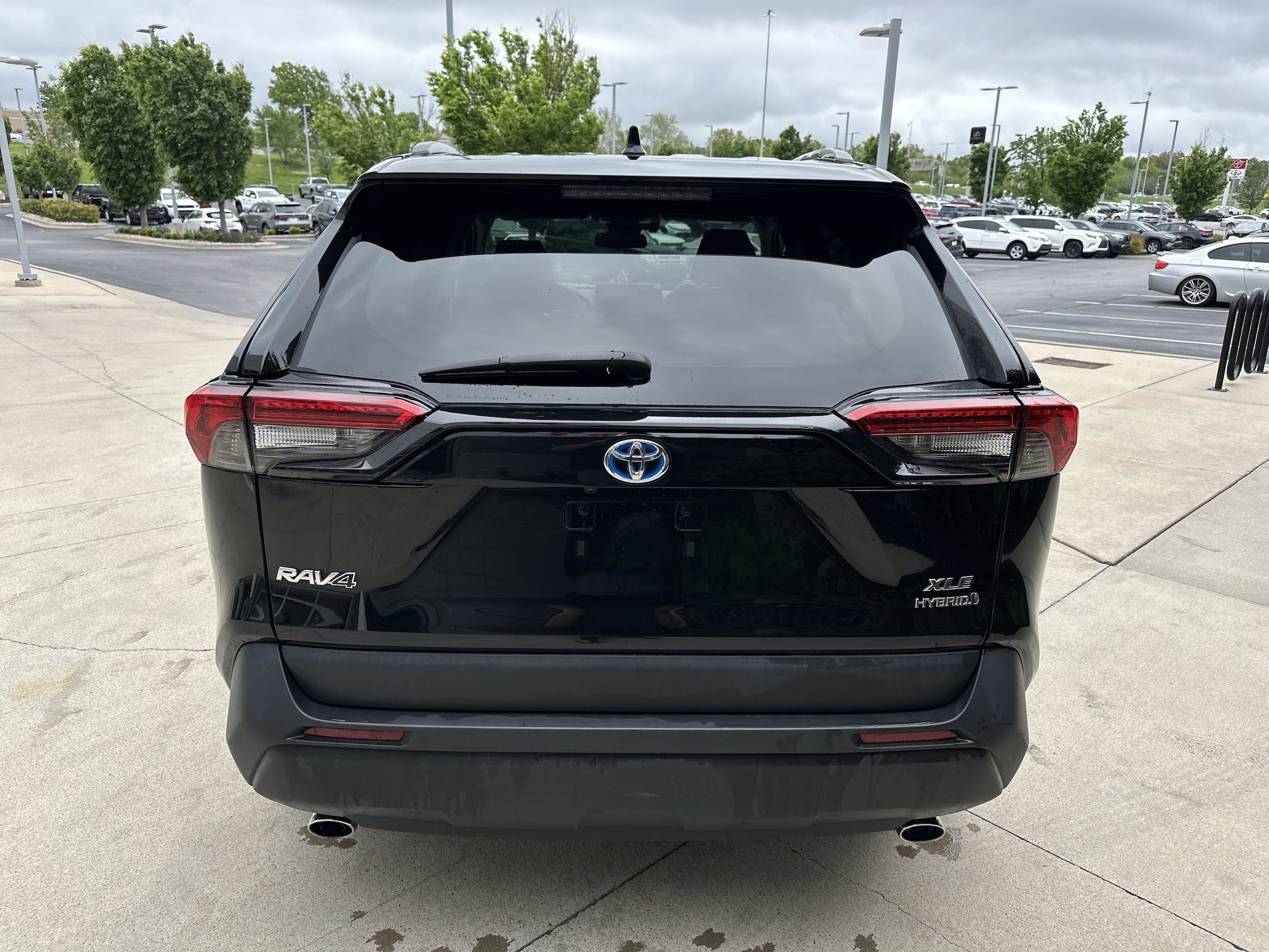 2022 Toyota RAV4 Hybrid XLE photo 3