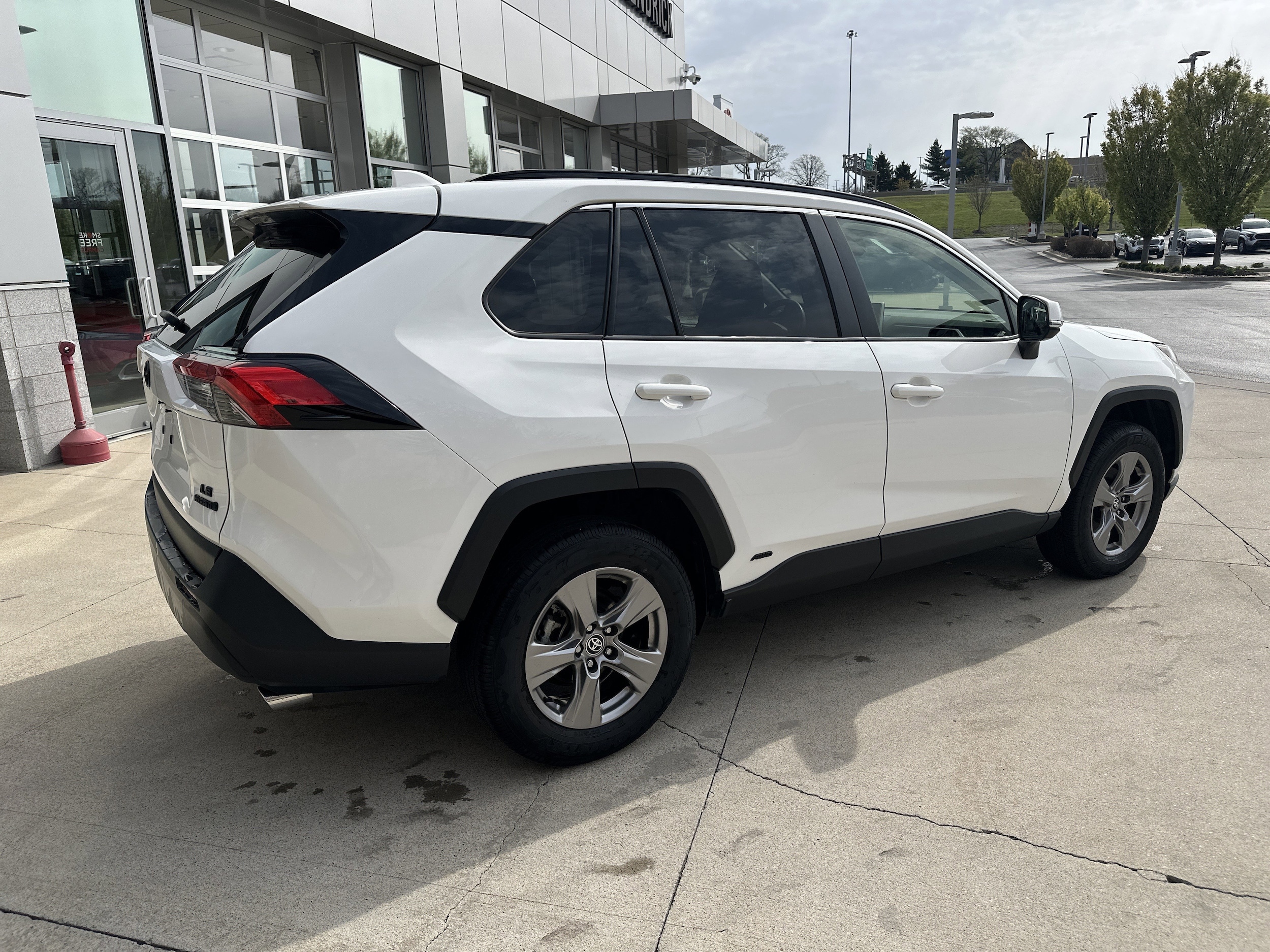 2023 Toyota RAV4 Hybrid LE photo 5