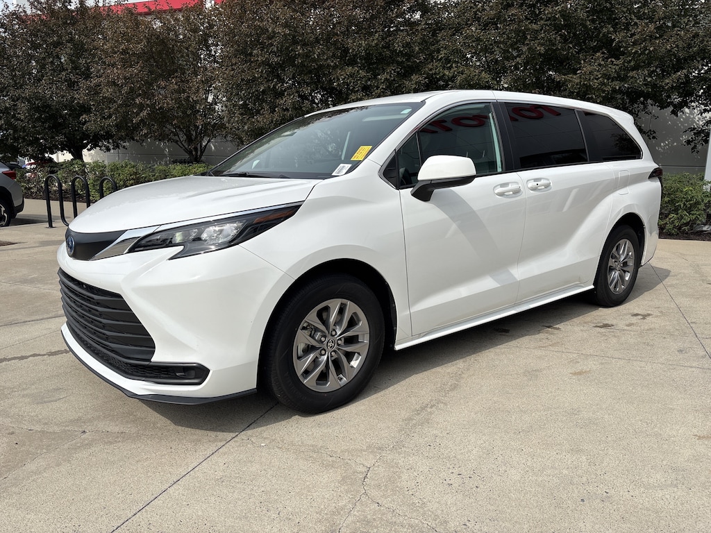 Certified 2025 Toyota Sienna LE Minivan