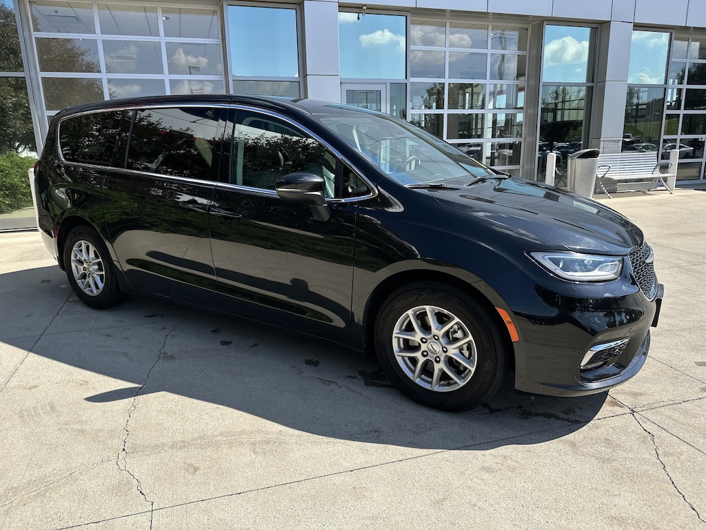 Used 2023 Chrysler Pacifica Touring L Minivan