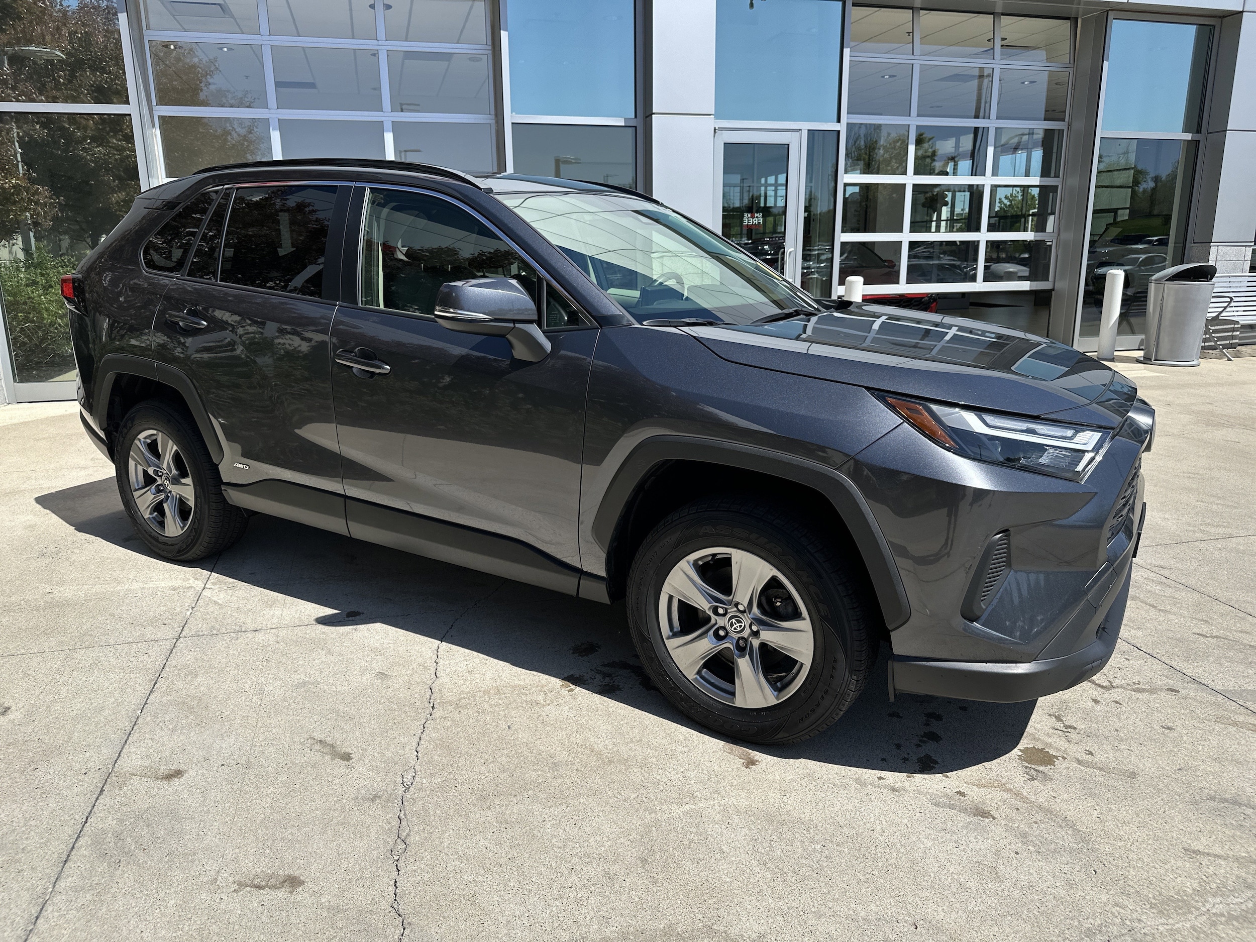 2023 Toyota RAV4 Hybrid XLE photo 2