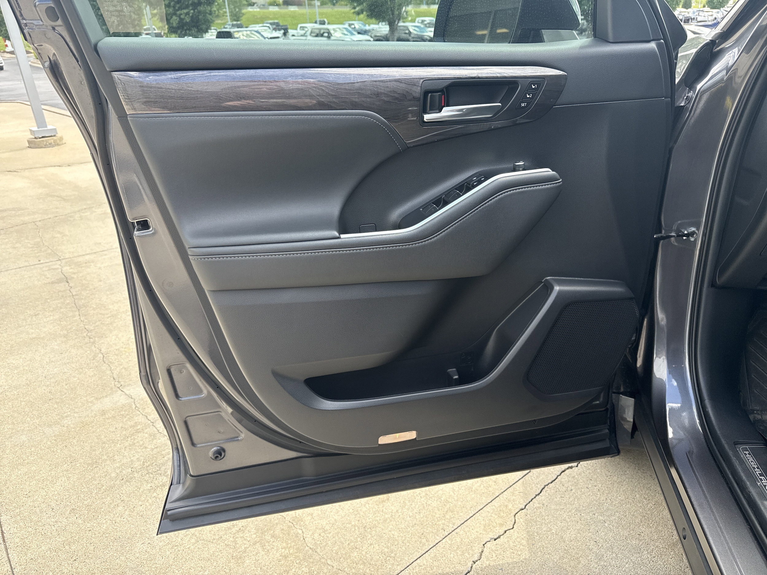 2022 Toyota Highlander Hybrid Platinum photo 3