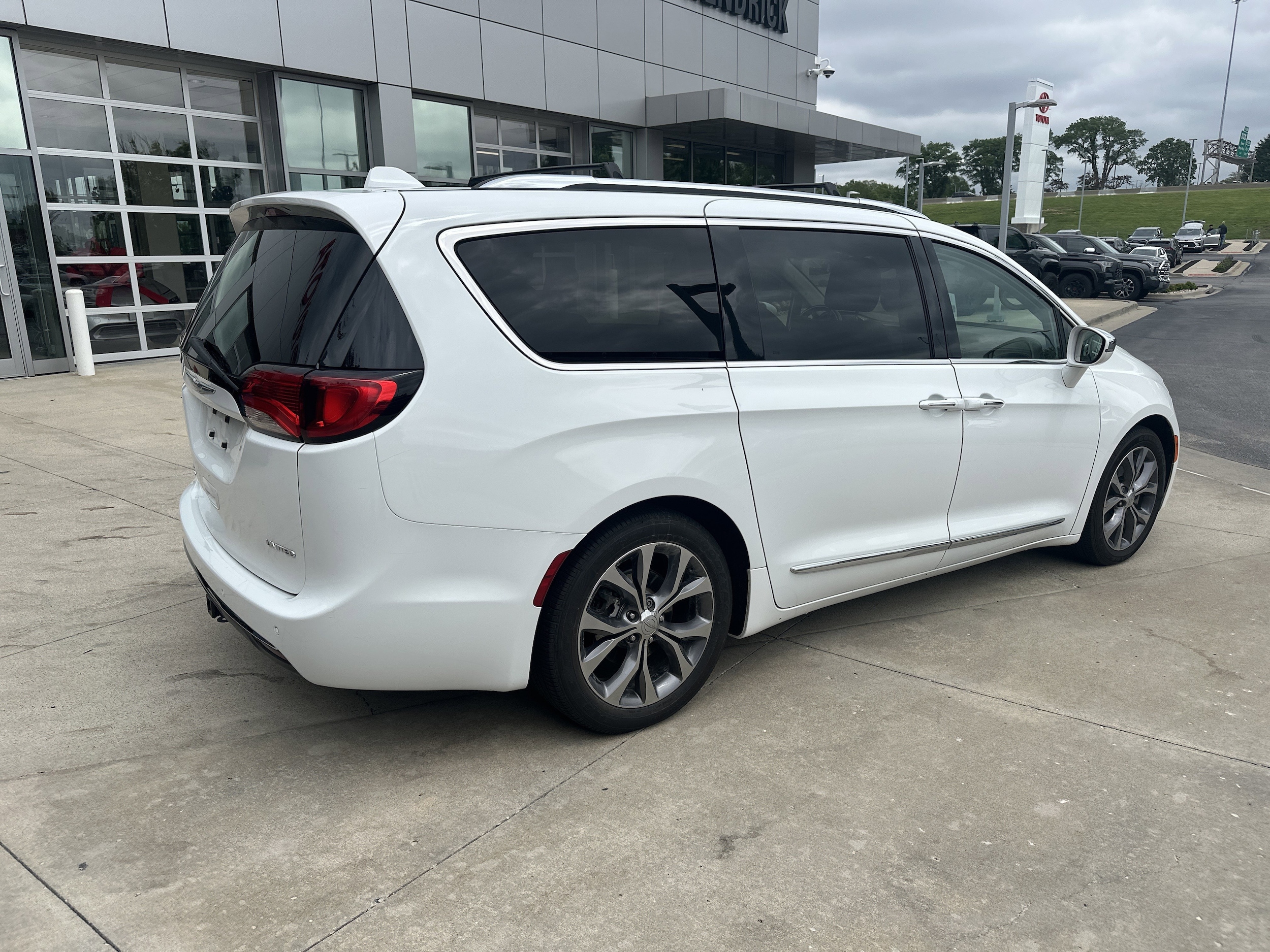 2017 Chrysler Pacifica Limited photo 5