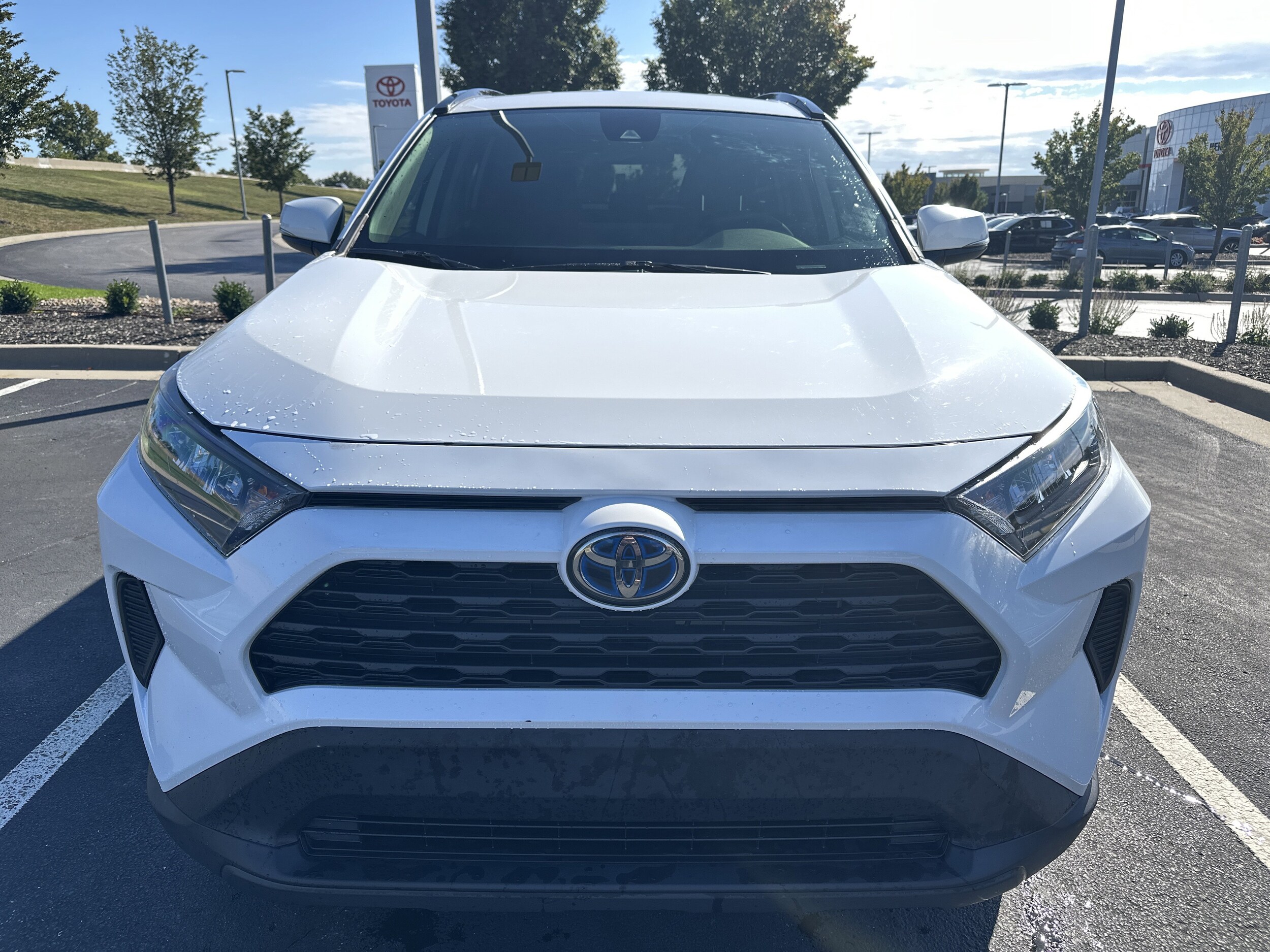 2021 Toyota RAV4 Hybrid LE photo 2