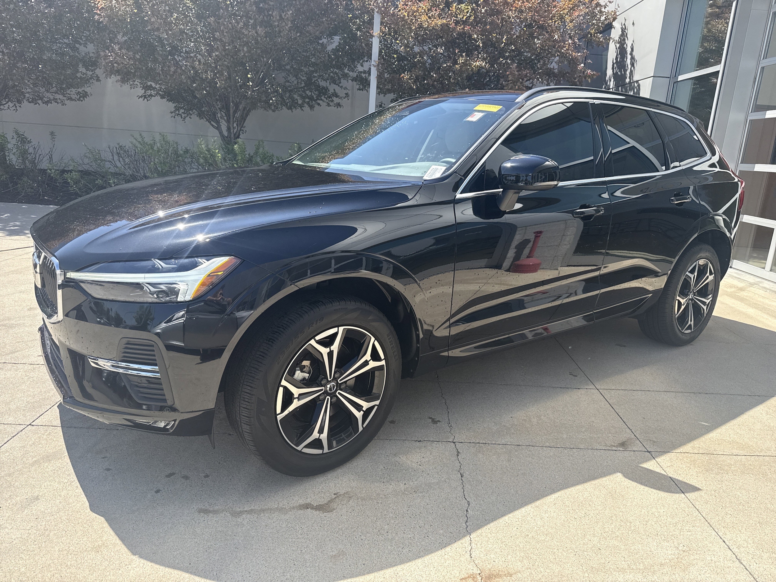 2022 Volvo XC60 Momentum photo 2