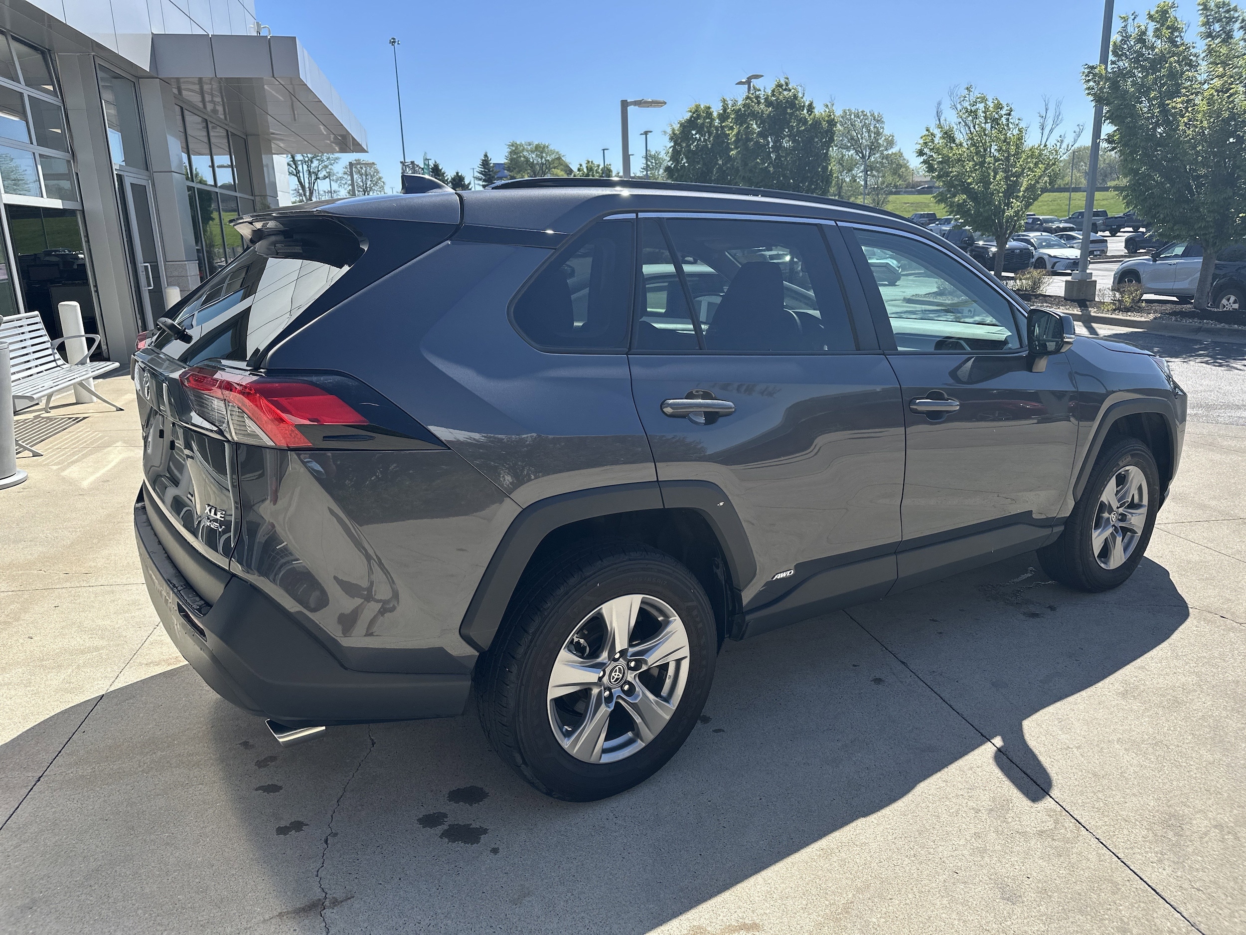 2025 Toyota RAV4 Hybrid XLE photo 5