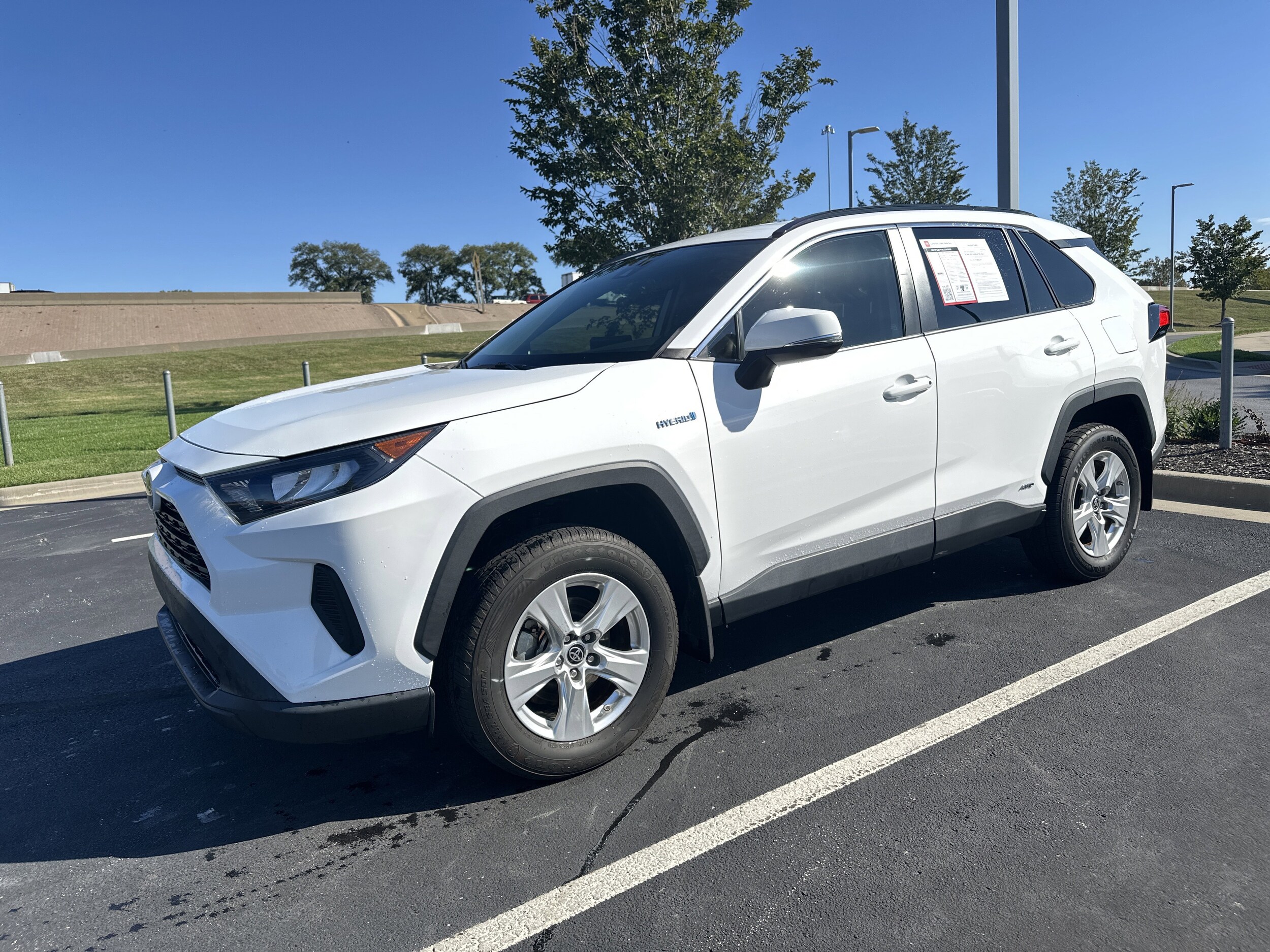 2021 Toyota RAV4 Hybrid LE photo 3