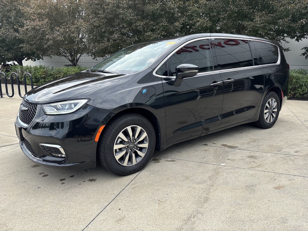 Used 2023 Chrysler Pacifica Hybrid Touring L Minivan