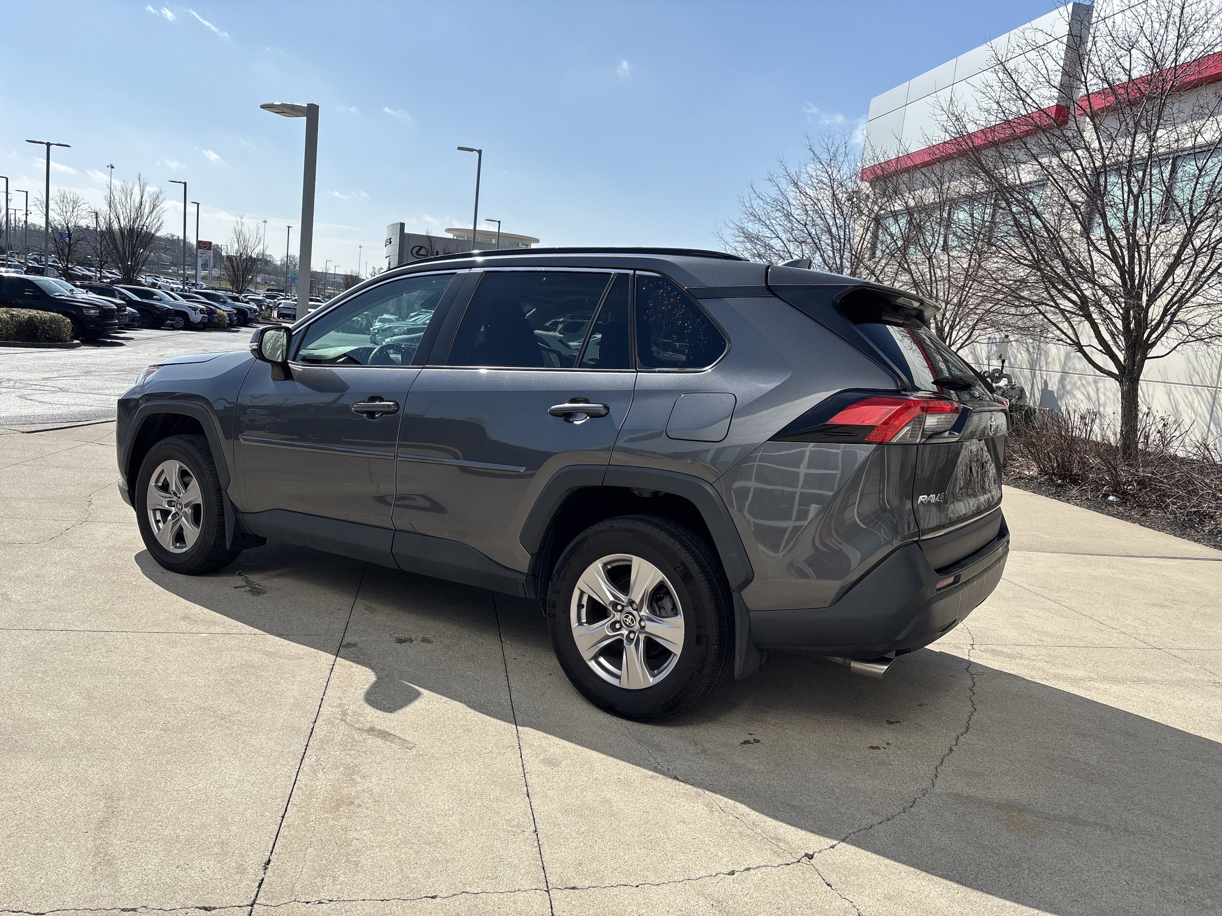 2022 Toyota RAV4 XLE photo 6