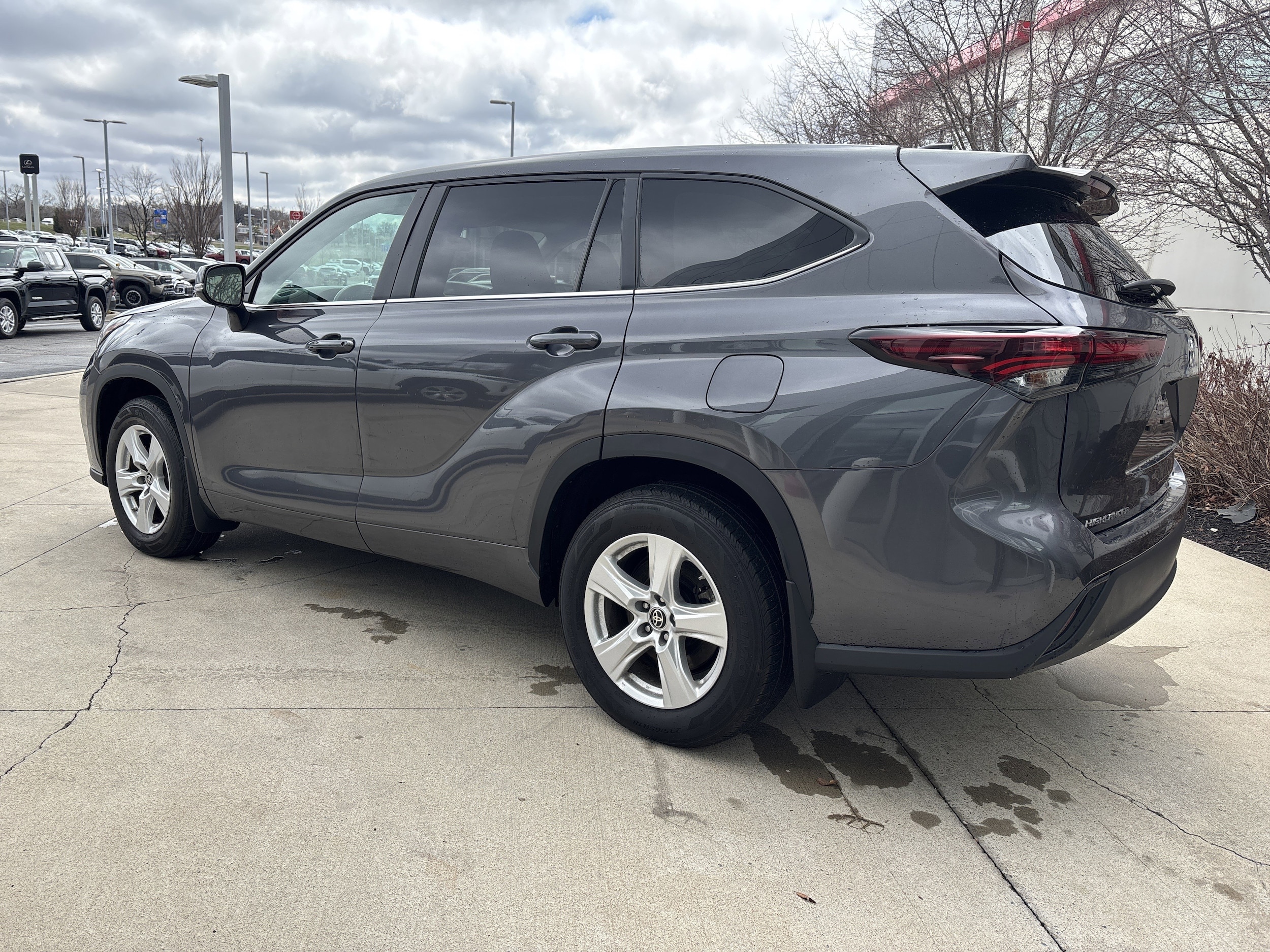 2024 Toyota Highlander LE photo 6