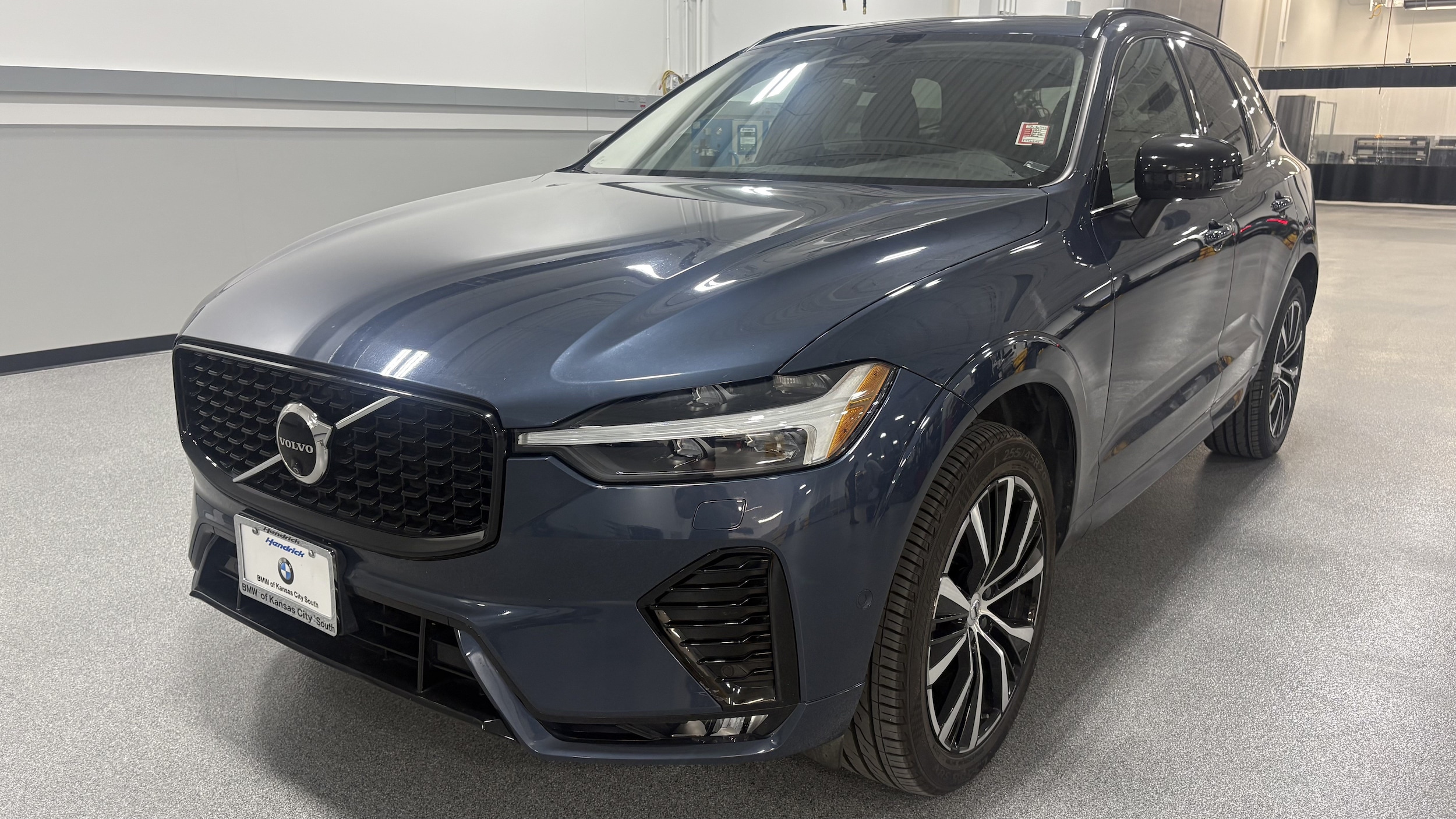 Volvo XC60 Plus Dark Theme
